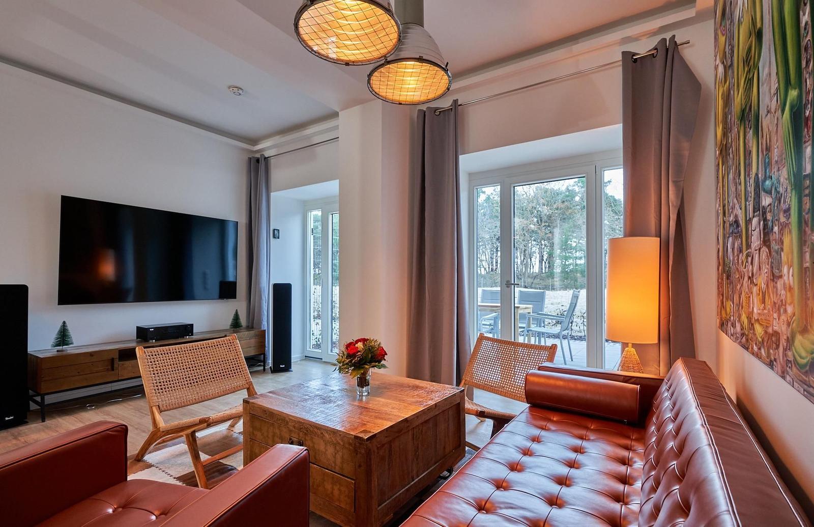 Wohn/Essbereich: Sofa, Sitzbereich, Essbereich, Flach-TV, Zugang zur Terrasse