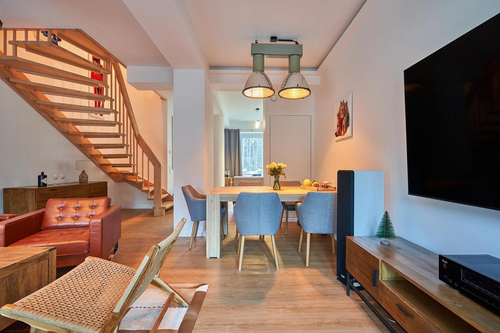 Wohn/Essbereich: Sofa, Sitzbereich, Essbereich, Flach-TV, Zugang zur Terrasse