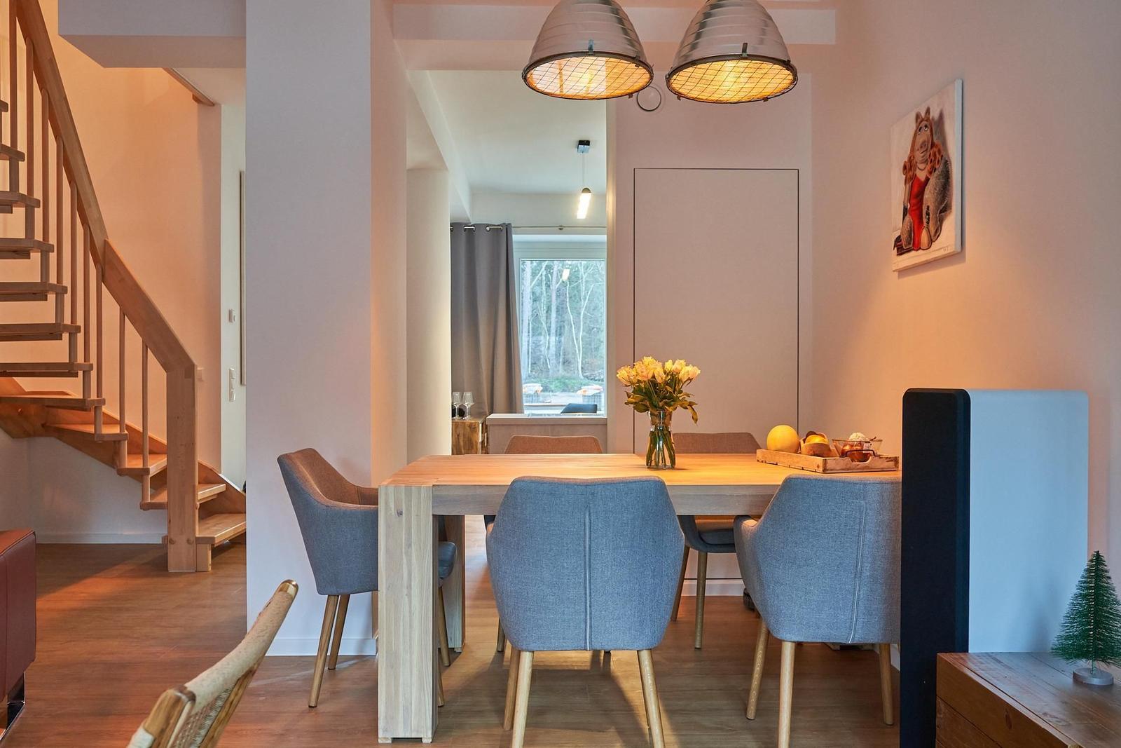 Wohn/Essbereich: Sofa, Sitzbereich, Essbereich, Flach-TV, Zugang zur Terrasse