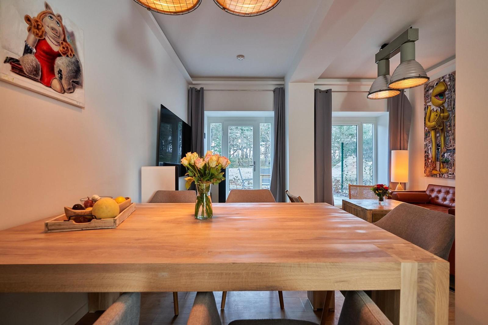 Wohn/Essbereich: Sofa, Sitzbereich, Essbereich, Flach-TV, Zugang zur Terrasse