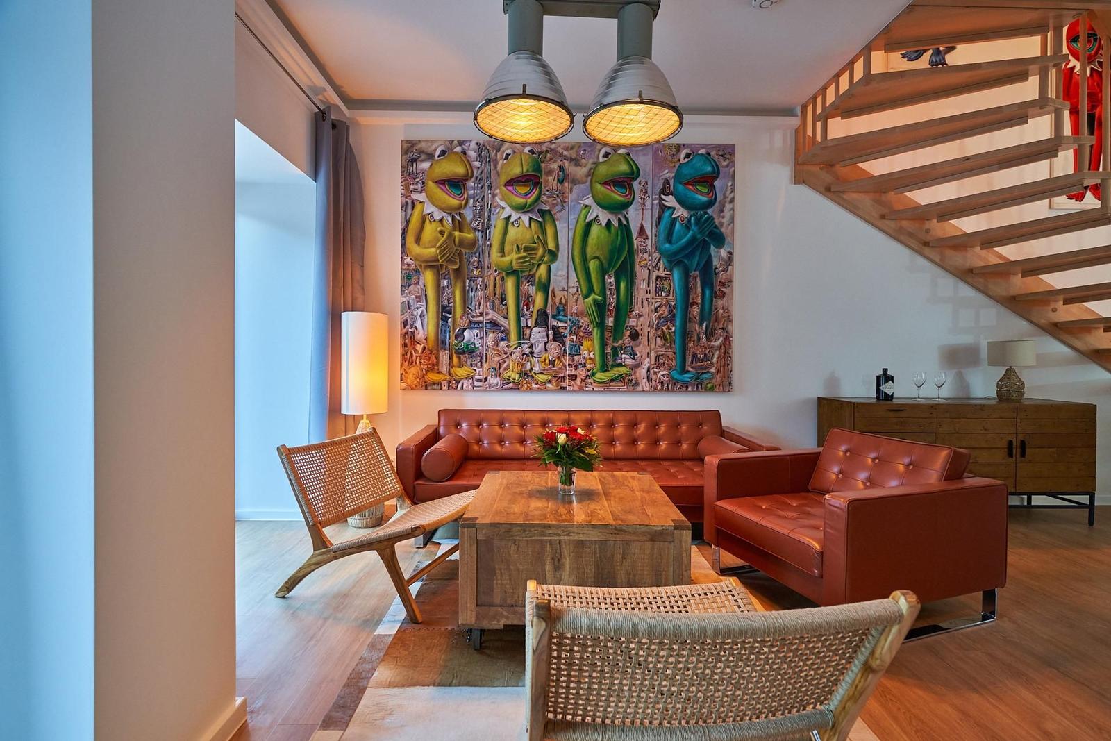 Wohn/Essbereich: Sofa, Sitzbereich, Essbereich, Flach-TV, Zugang zur Terrasse