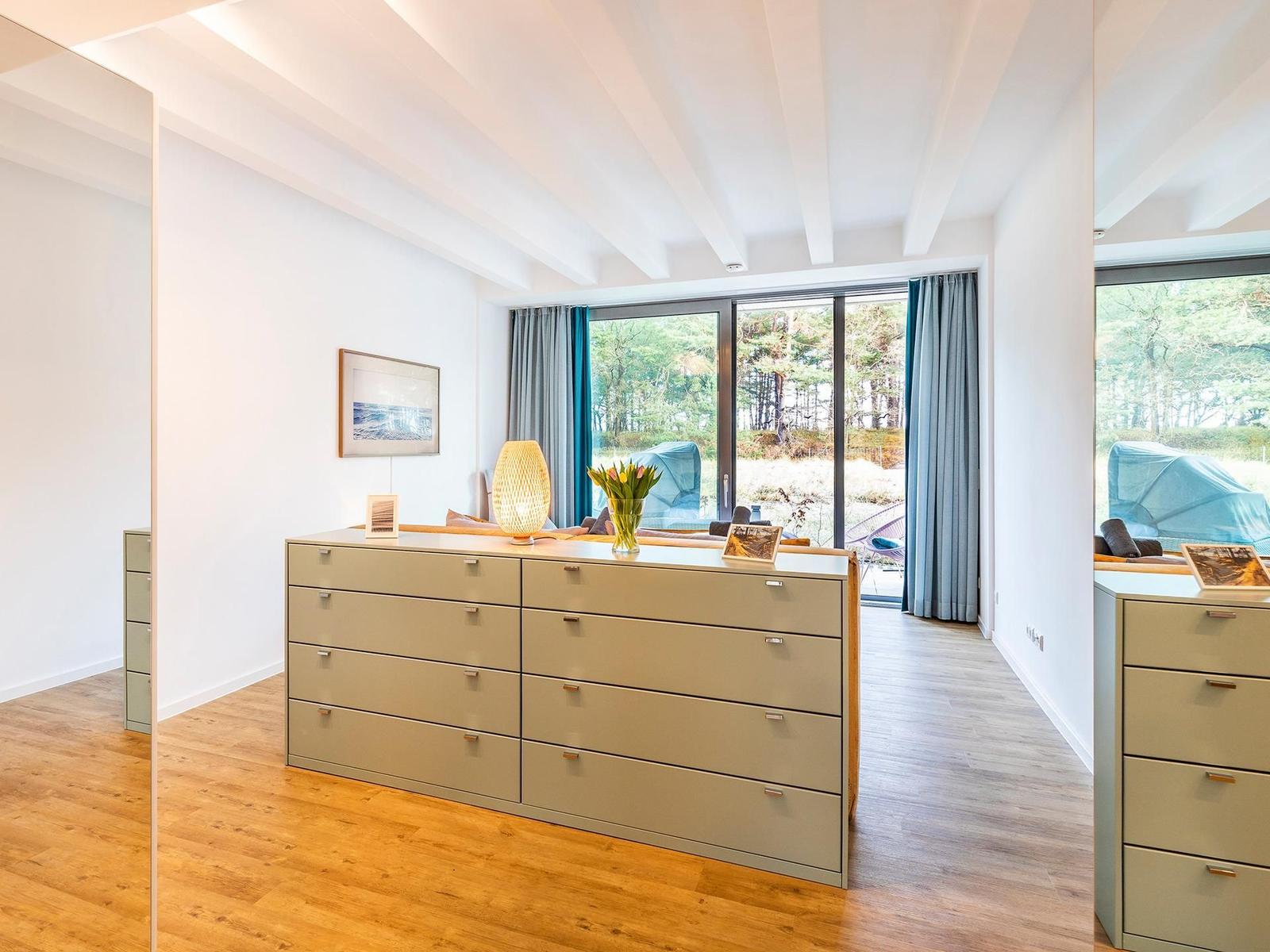 Schlafzimmer 1 (Seeseite): Boxspringbett (180x200), Kleiderschrank, Sideboard, TV- Flachbild, Gardinen, Zugang zur Terra