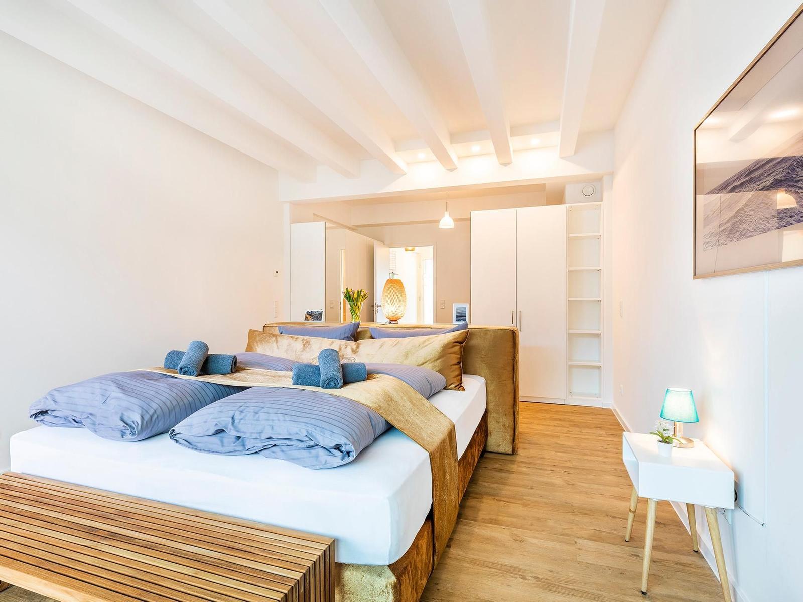 Schlafzimmer 1 (Seeseite): Boxspringbett (180x200), Kleiderschrank, Sideboard, TV- Flachbild, Gardinen, Zugang zur Terra