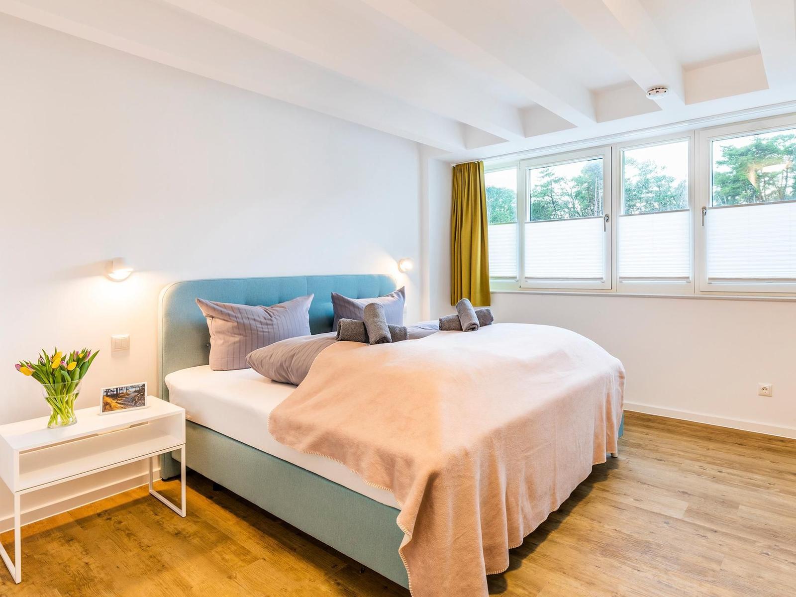 Schlafzimmer 3 (Landseite: Boxspringbett(180x200), Sideboard, TV-Flachbild, Gardinen
