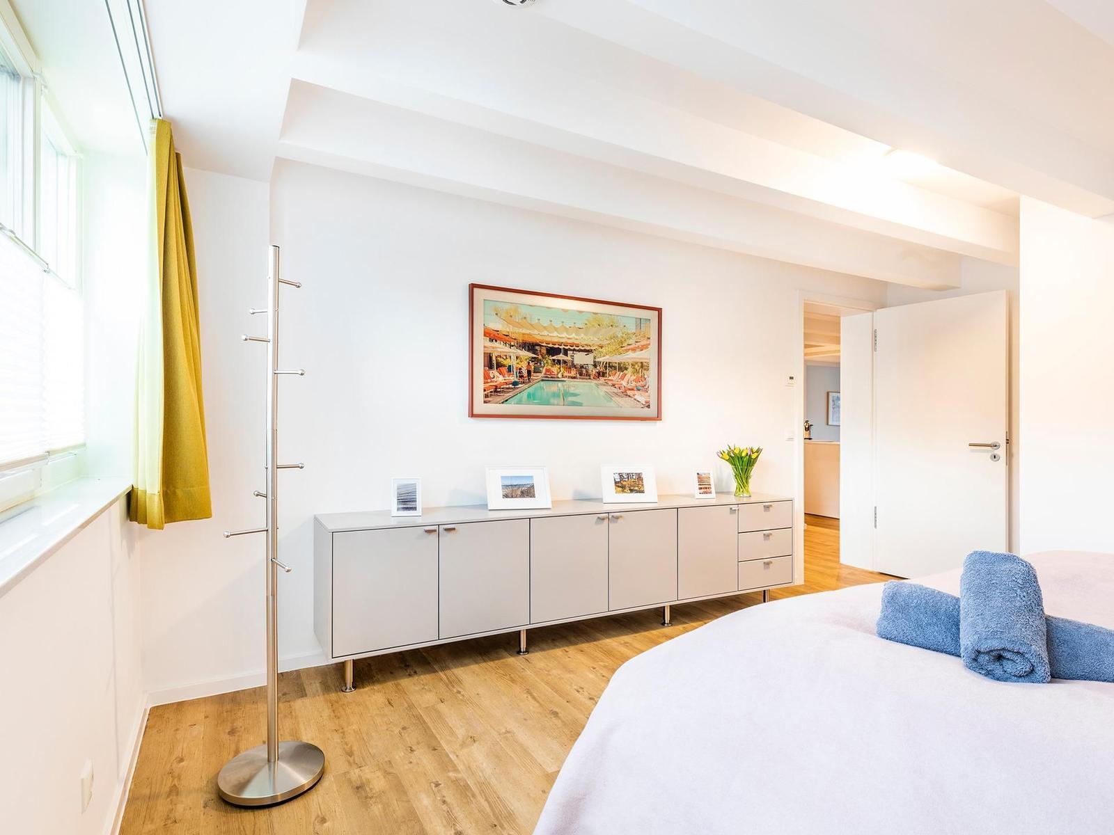 Schlafzimmer 3 (Landseite: Boxspringbett(180x200), Sideboard, TV-Flachbild, Gardinen