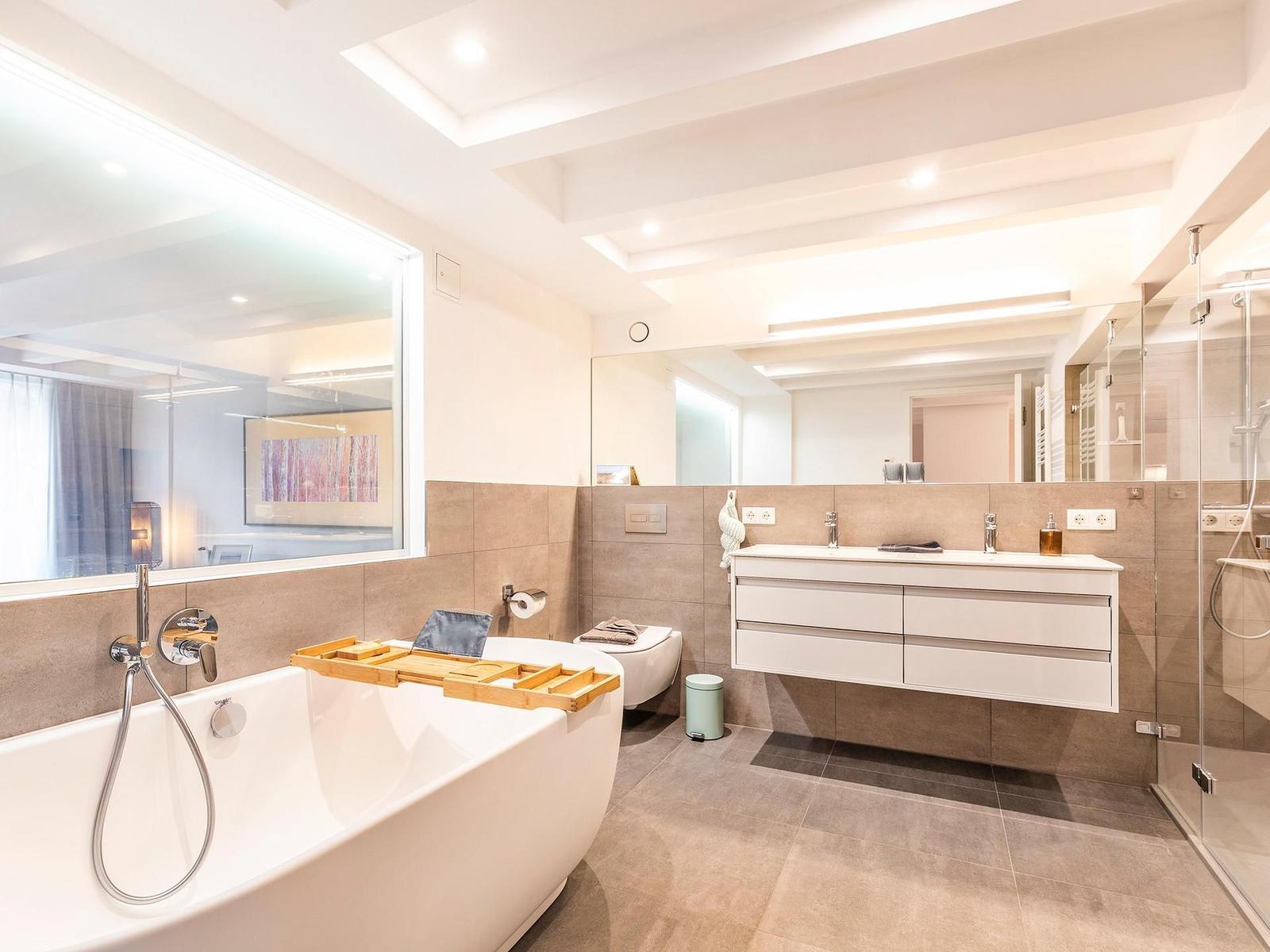 Badezimmer: Badewanne, Regendusche, WC, Doppelwaschbecken, Haartrockner