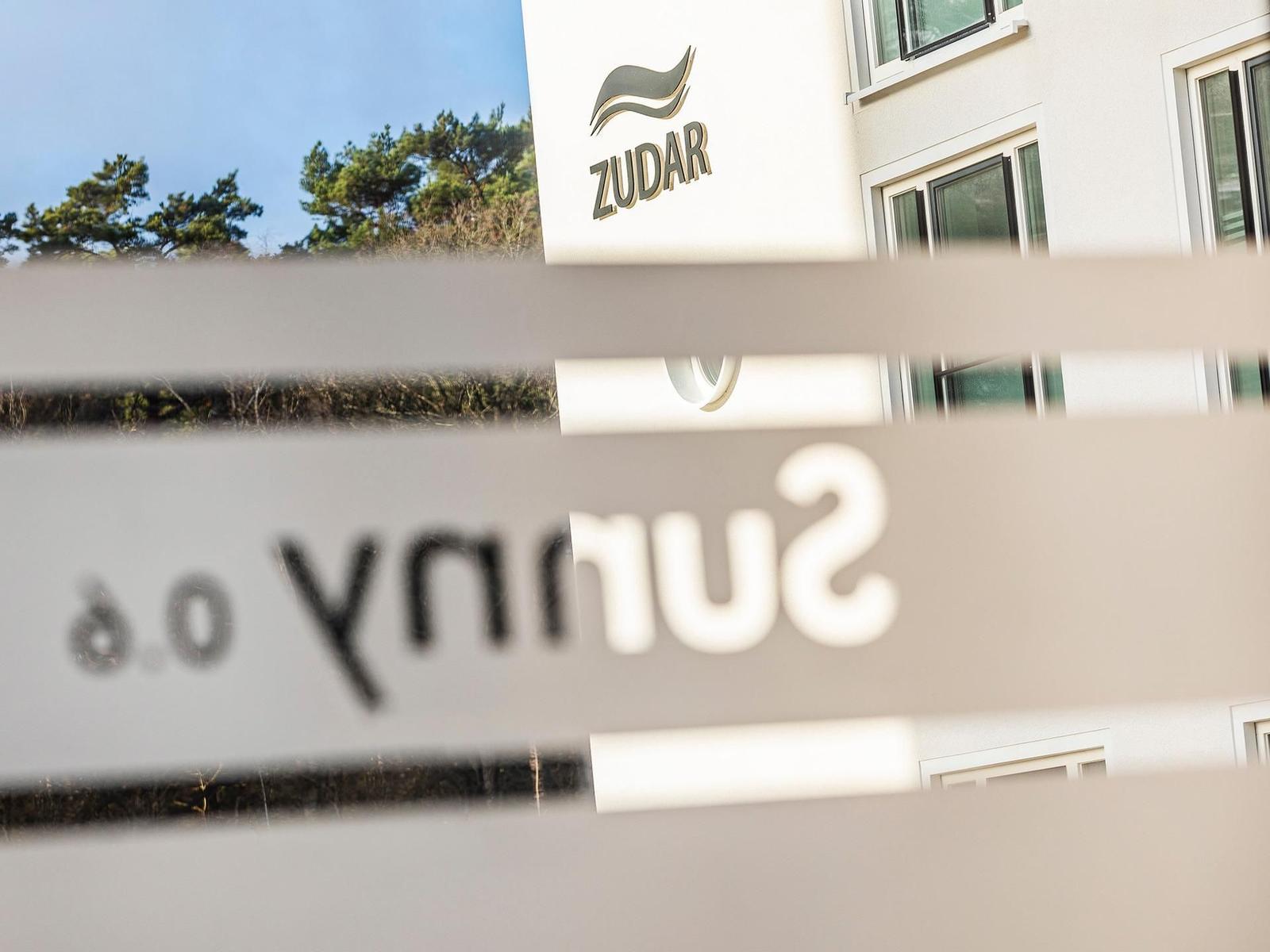 Zudar Ferienhaus mit moderner Fassade und Sicht auf Bäume