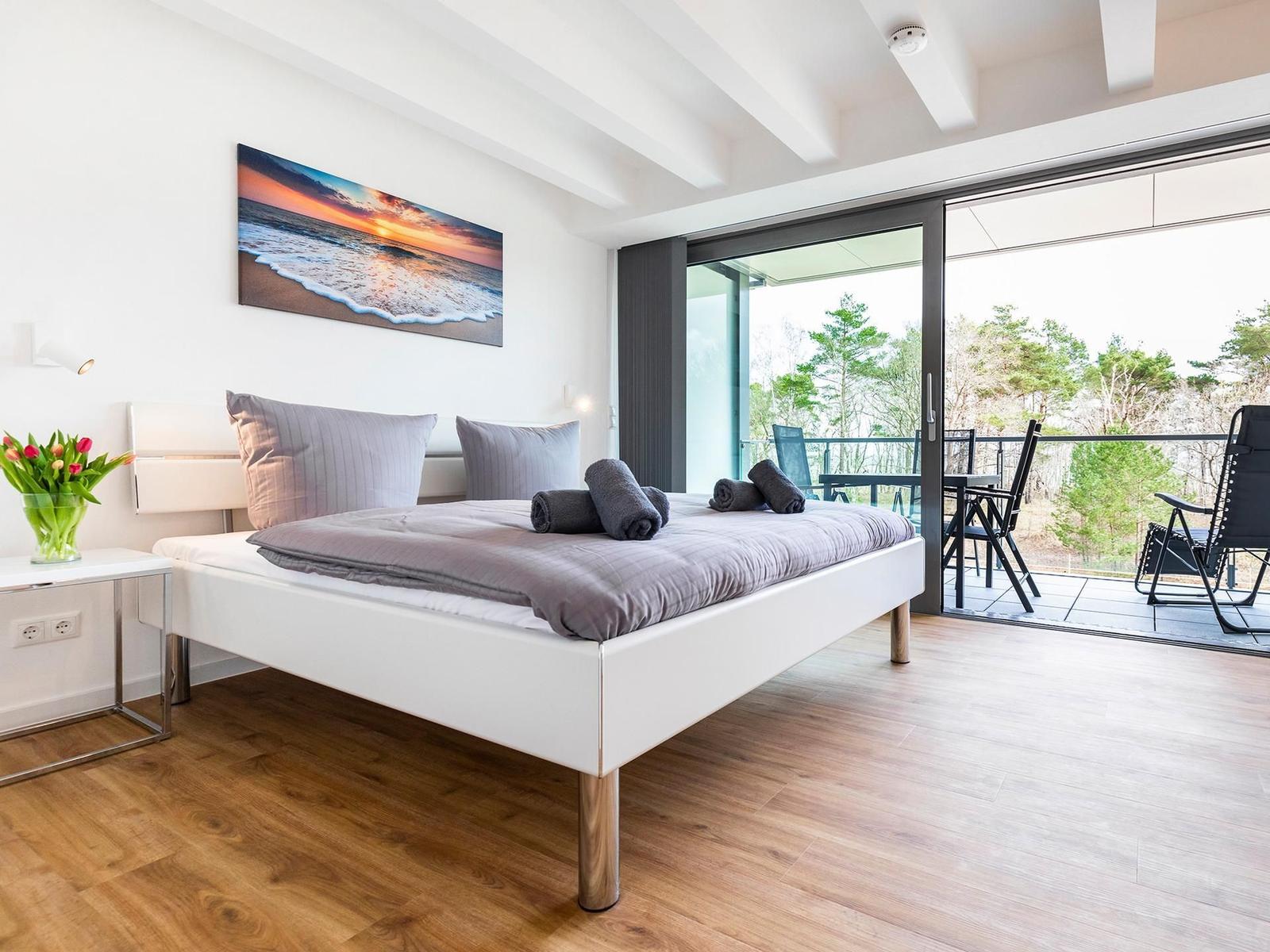 Schlafzimmer 1: Doppelbett (180x200), TV, Zugang zum Balkon, - Blick auf das Meer