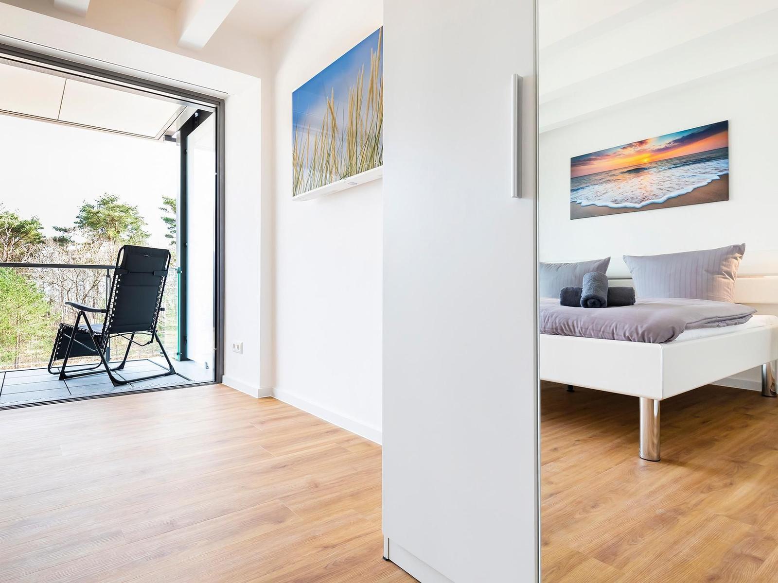 Schlafzimmer 1: Doppelbett (180x200), TV, Zugang zum Balkon, - Blick auf das Meer