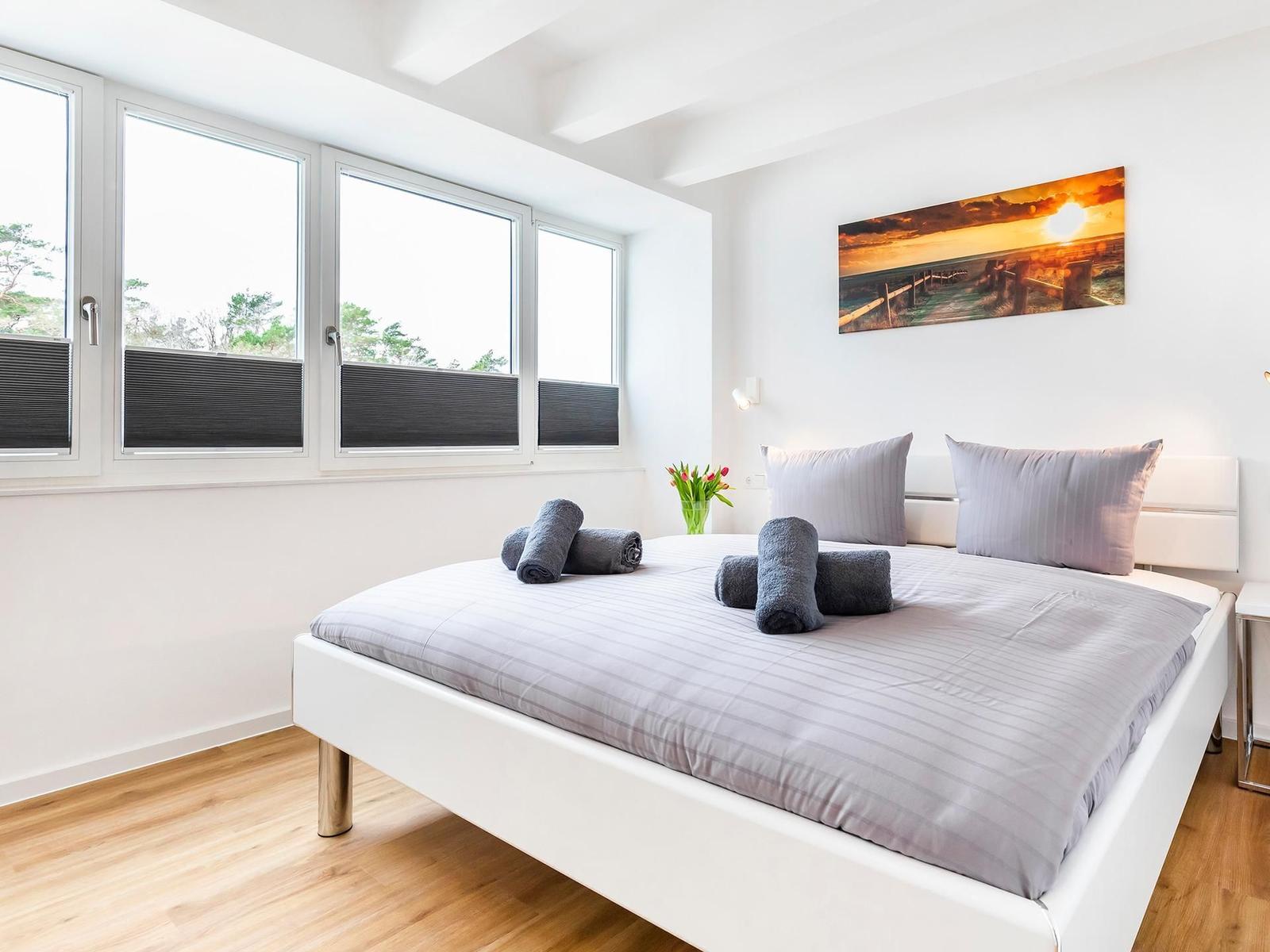Schlafzimmer 1: Doppelbett (180x200), TV