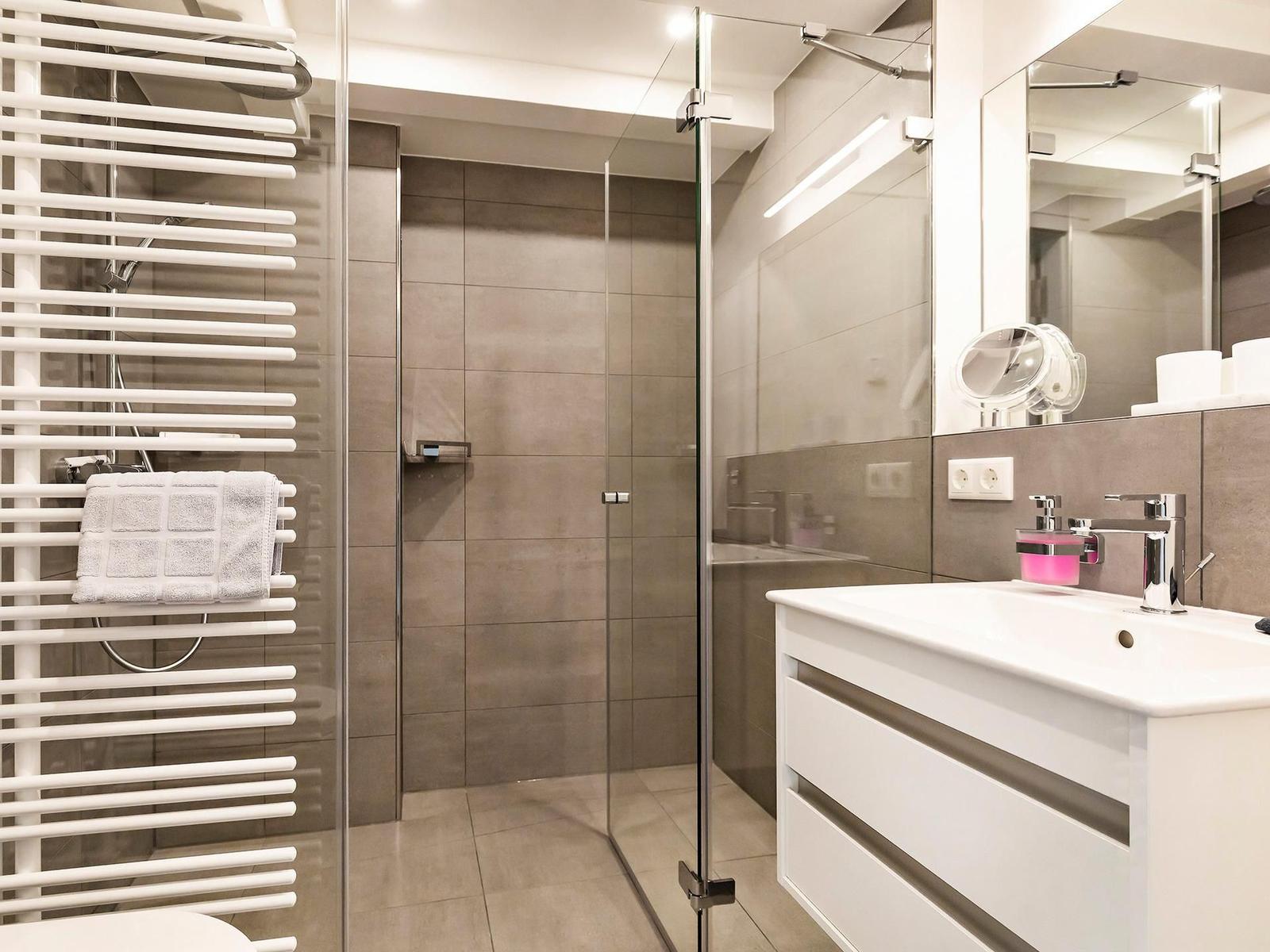 2 x Badezimmer mit Dusche