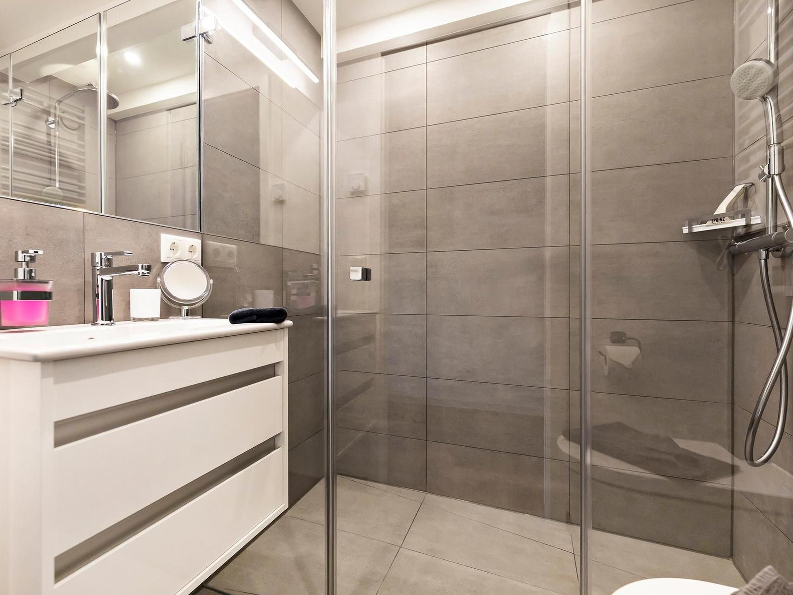 2 x Badezimmer mit Dusche