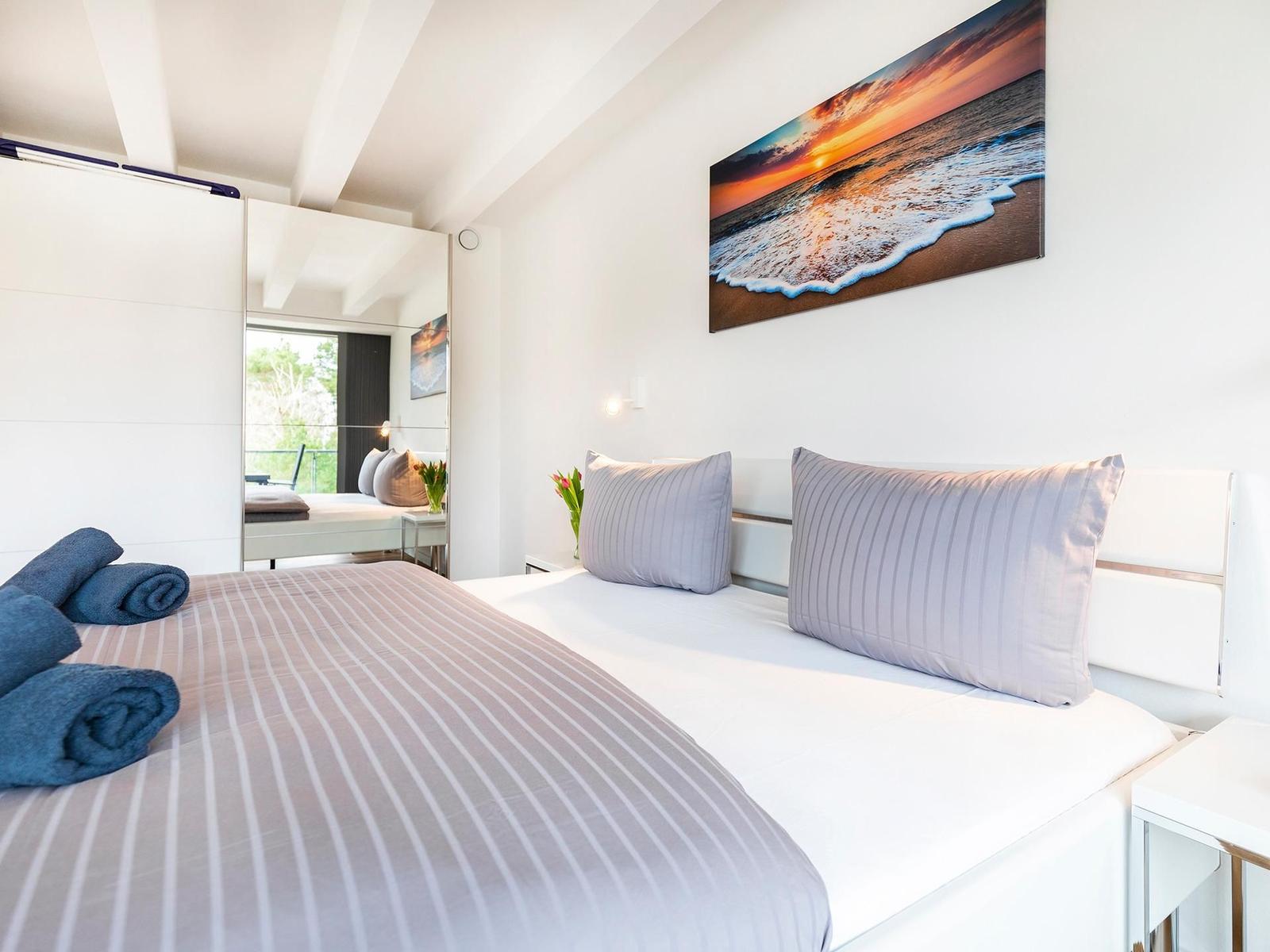 Schlafzimmer 1: Doppelbett (180x200), TV, Zugang zum Balkon, - Blick Richtung Meer