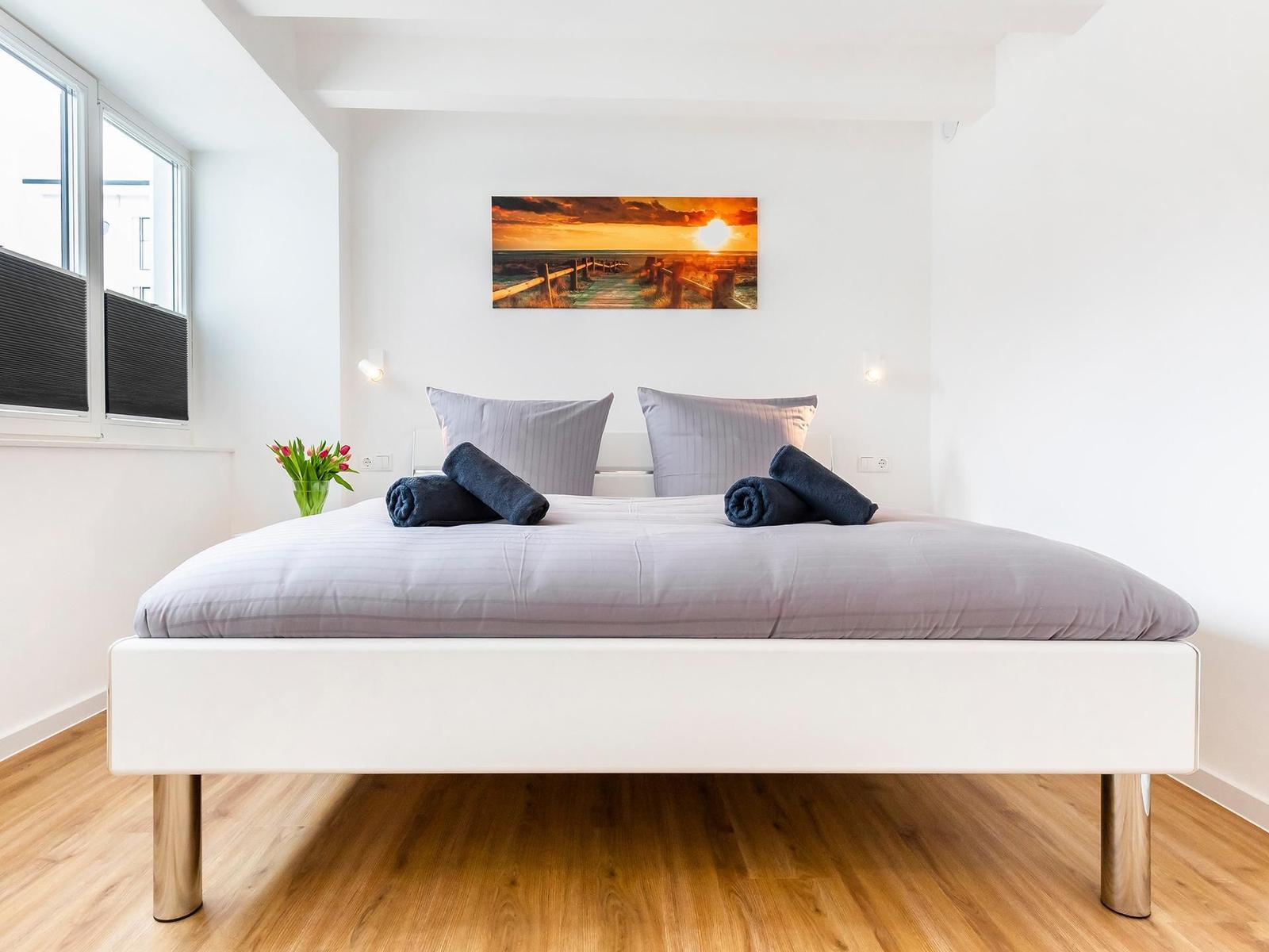 Schlafzimmer 2: Doppelbett (180x200), TV