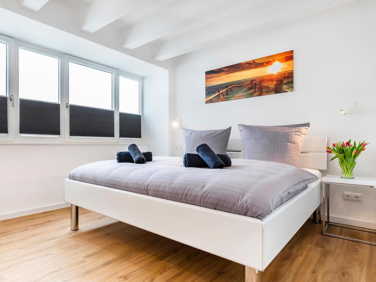 Schlafzimmer 2: Doppelbett (180x200), TV