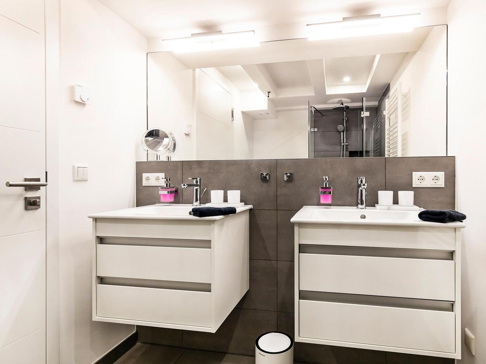 Masterbad mit Dusche und 2 Waschbecken