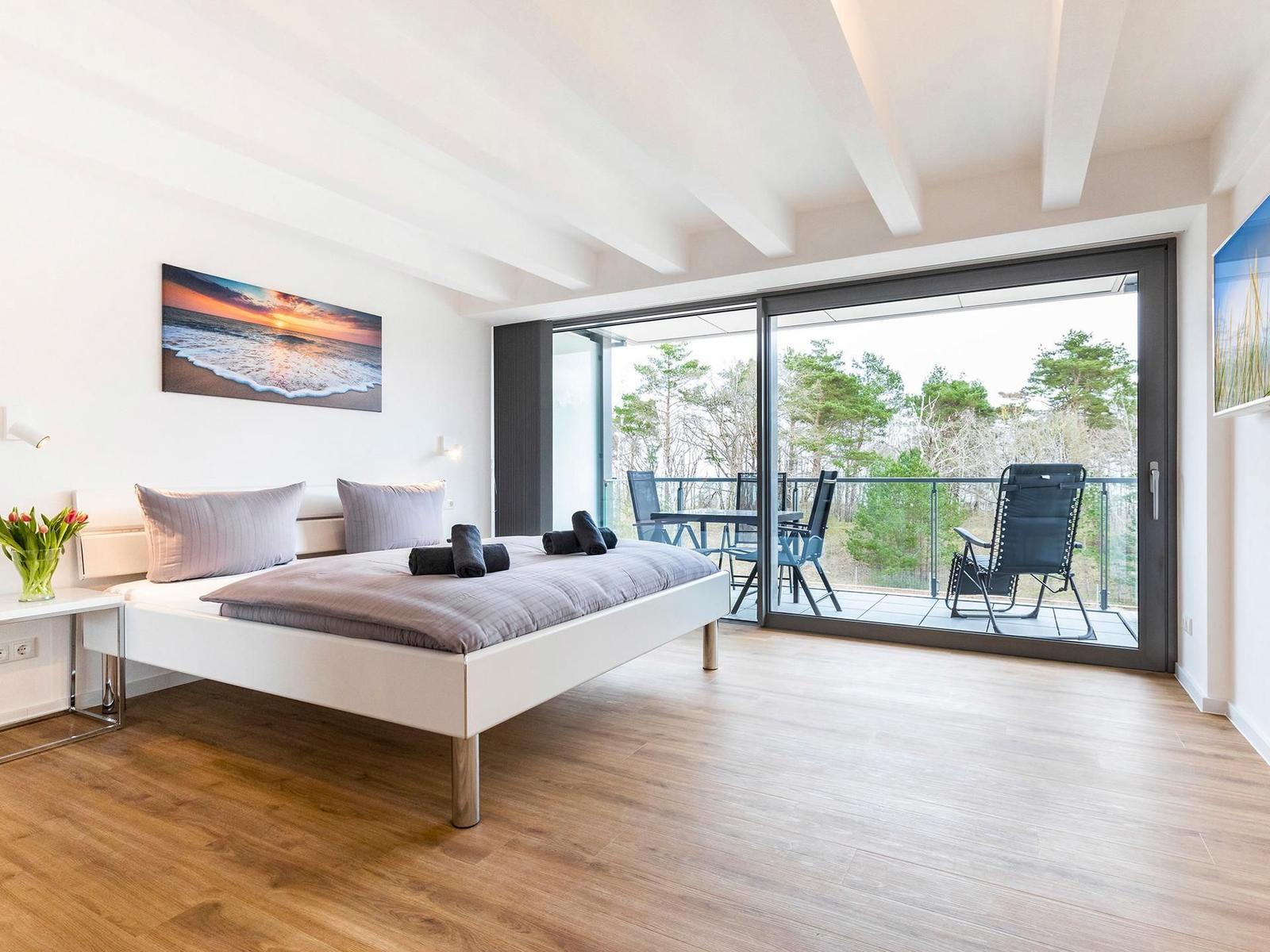 Schlafzimmer 1: Doppelbett (180x200), TV, Zugang zum Balkon, - Blick Richtung Meer