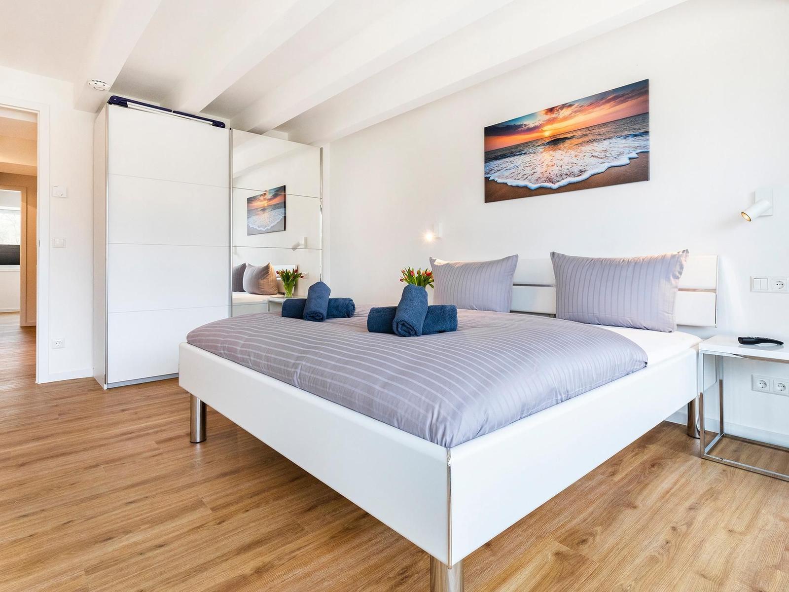 Schlafzimmer 1: Doppelbett (180x200), TV, Zugang zum Balkon, - Blick Richtung Meer