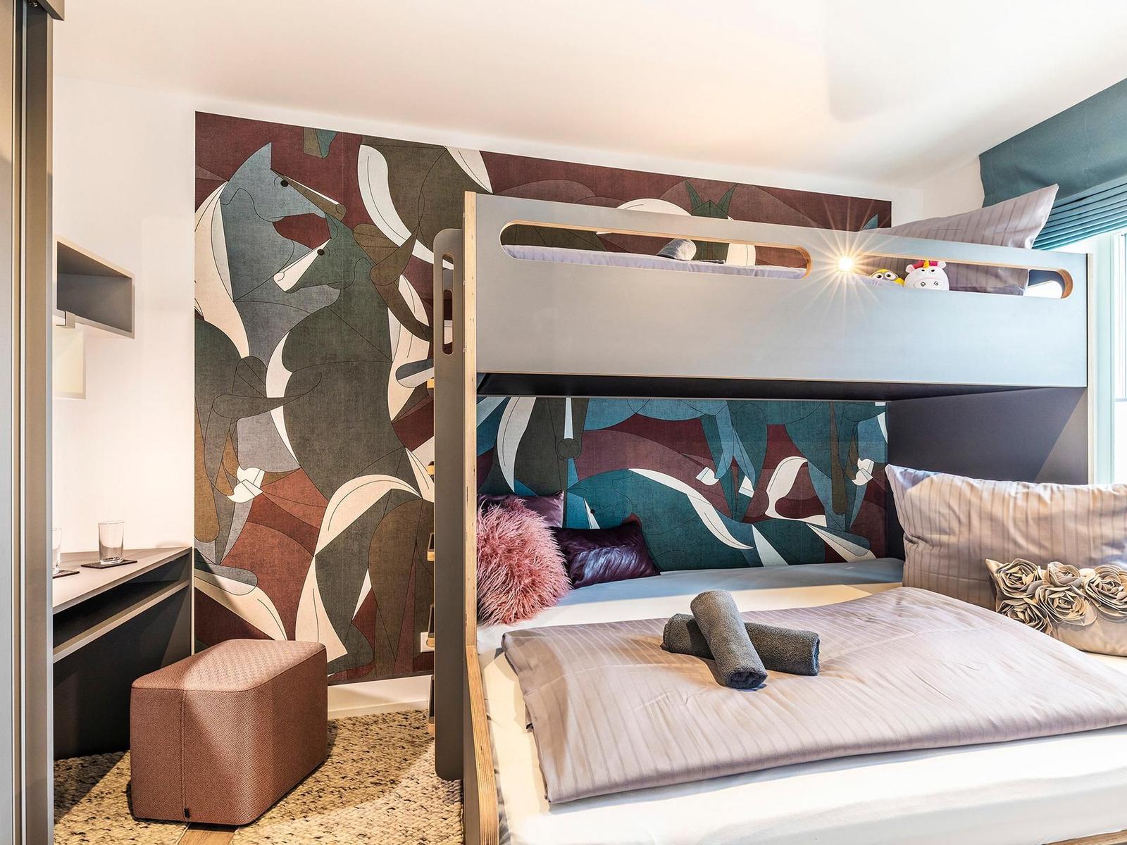 Schlafzimmer 2: Etagenbett (160/90 x 200), Kleiderschrank, Schreibtisch