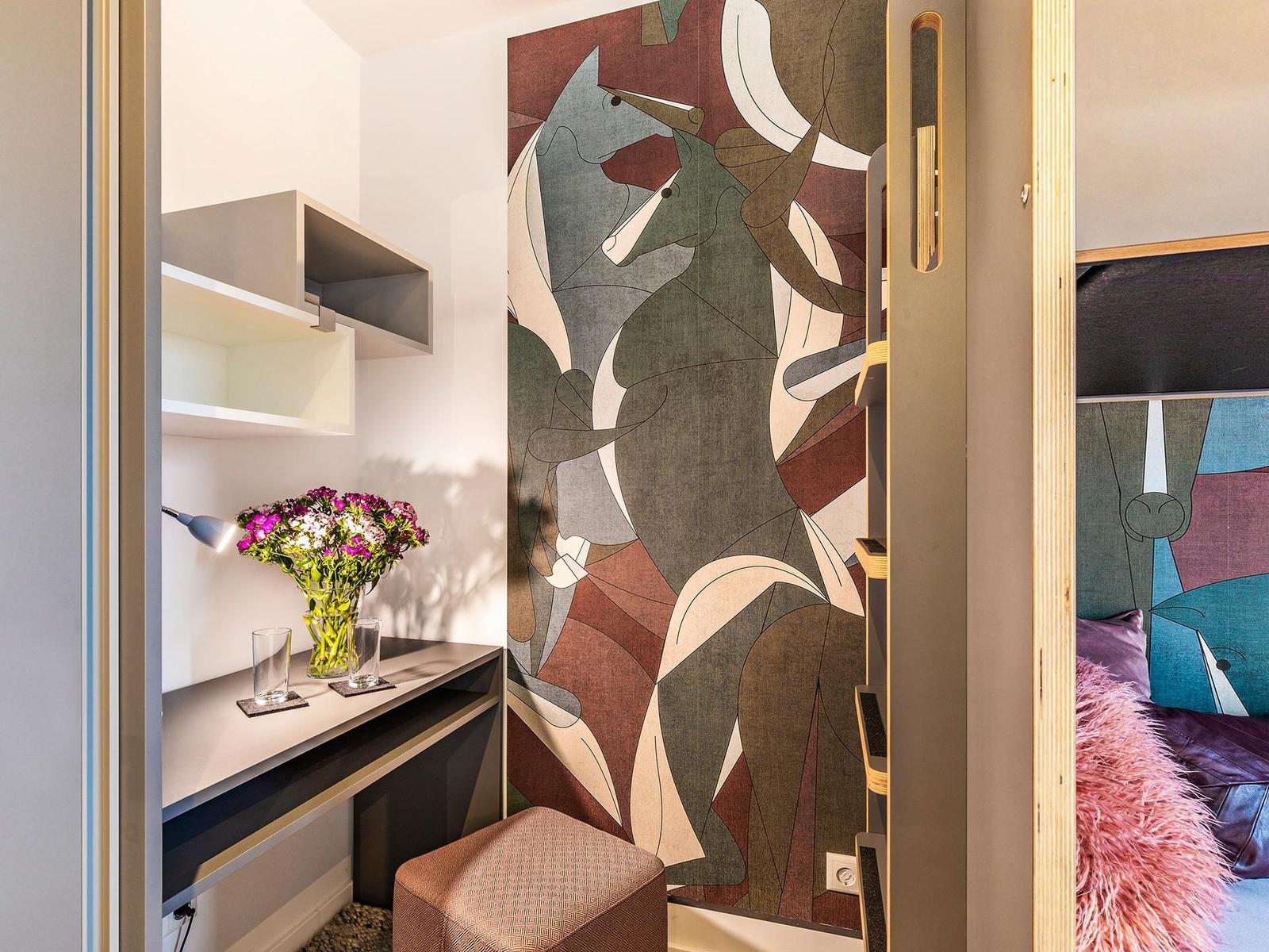 Schlafzimmer 2: Etagenbett (160/90 x 200), Kleiderschrank, Schreibtisch