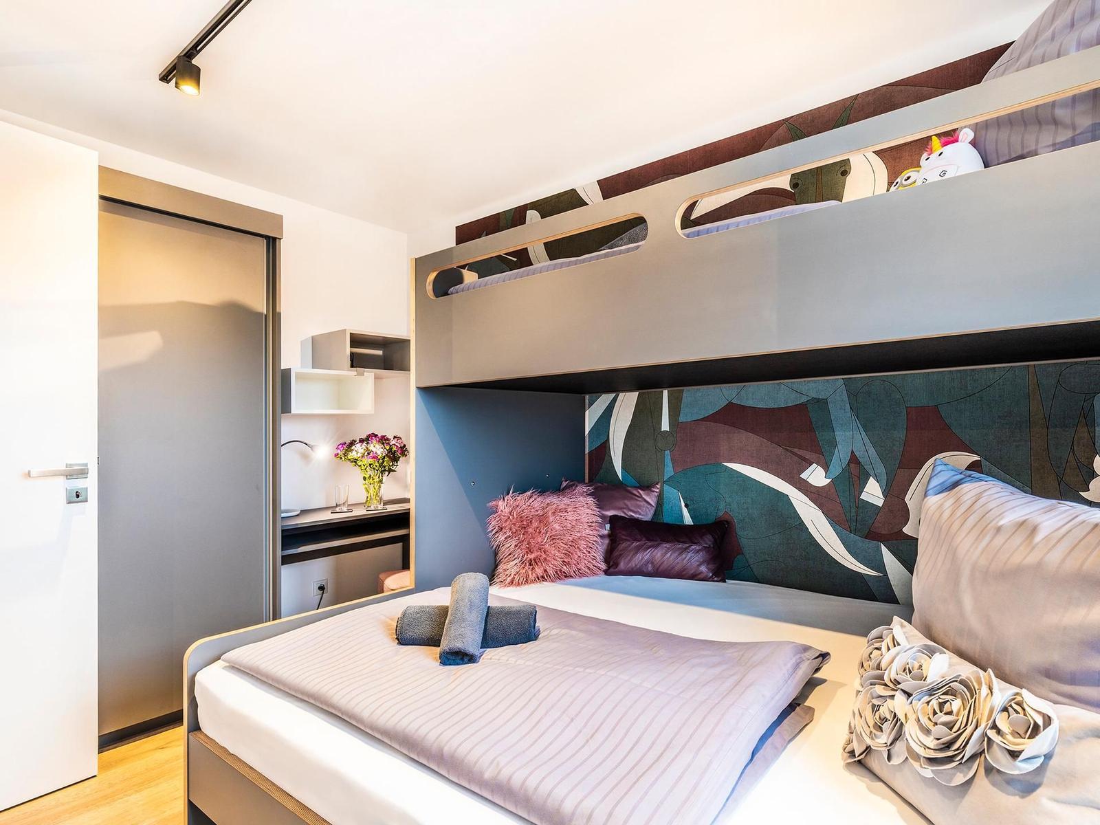 Schlafzimmer 2: Etagenbett (160/90 x 200), Kleiderschrank, Schreibtisch