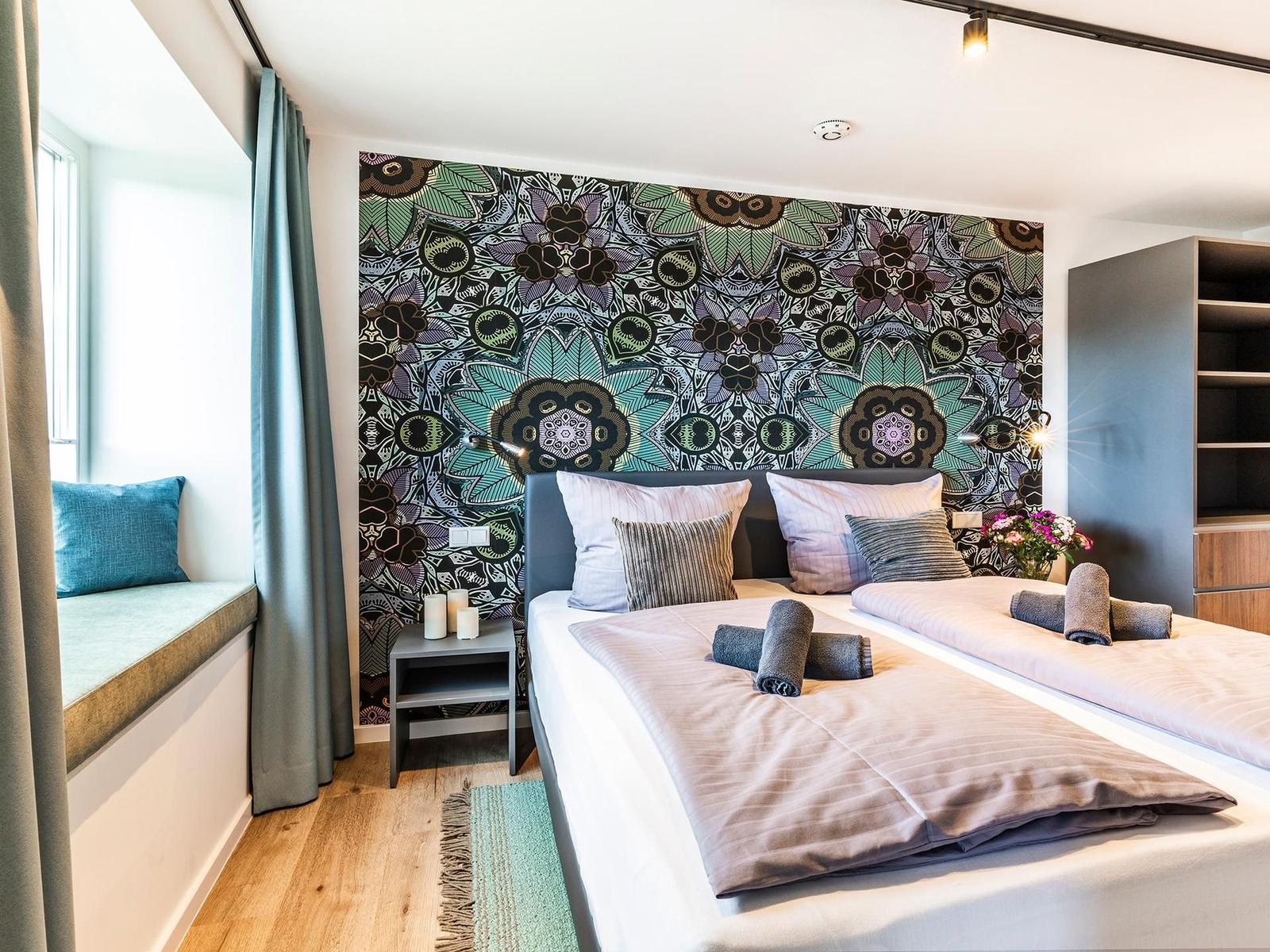 Schlafzimmer 1: Doppelbett (180x200), Kleiderschrank, Smart-TV
