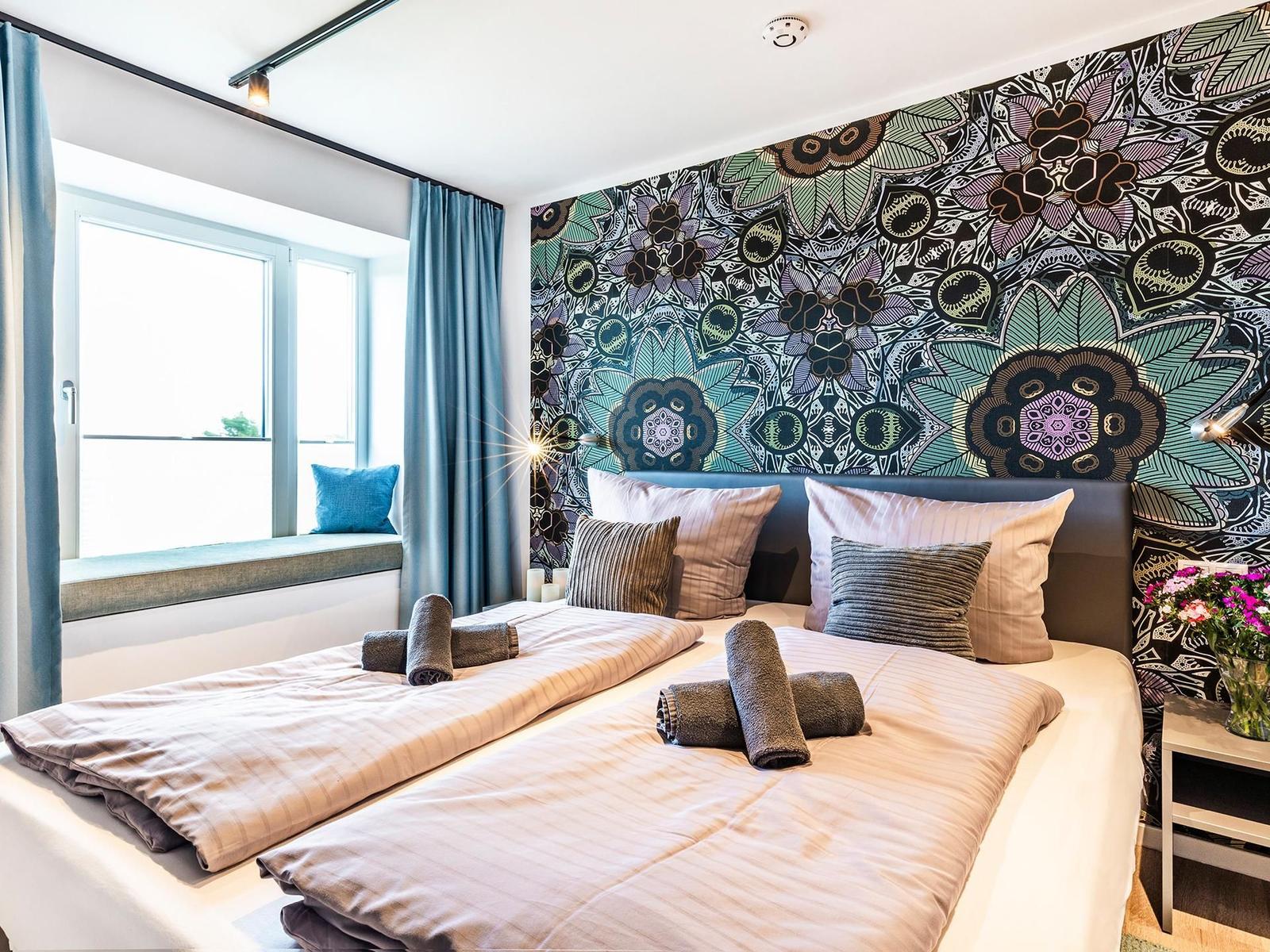 Schlafzimmer 1: Doppelbett (180x200), Kleiderschrank, Smart-TV