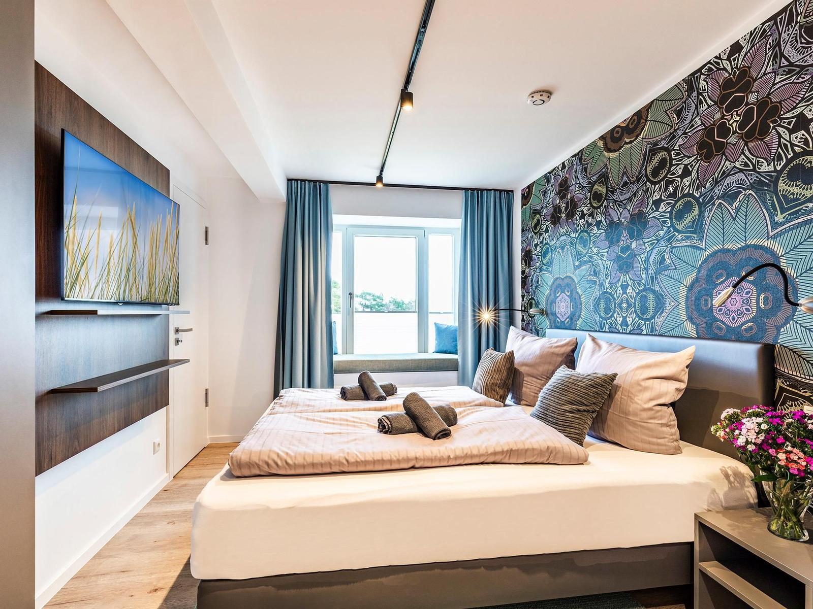 Schlafzimmer 1: Doppelbett (180x200), Kleiderschrank, Smart-TV