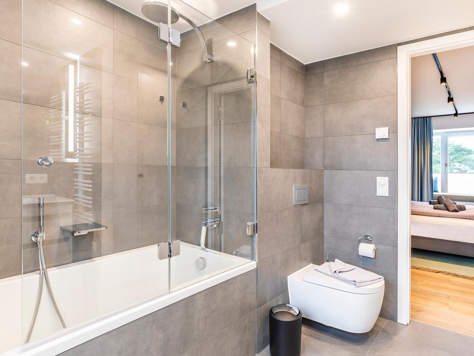 Badezimmer 1: Badewanne, WC, Waschbecken, Haartrockner