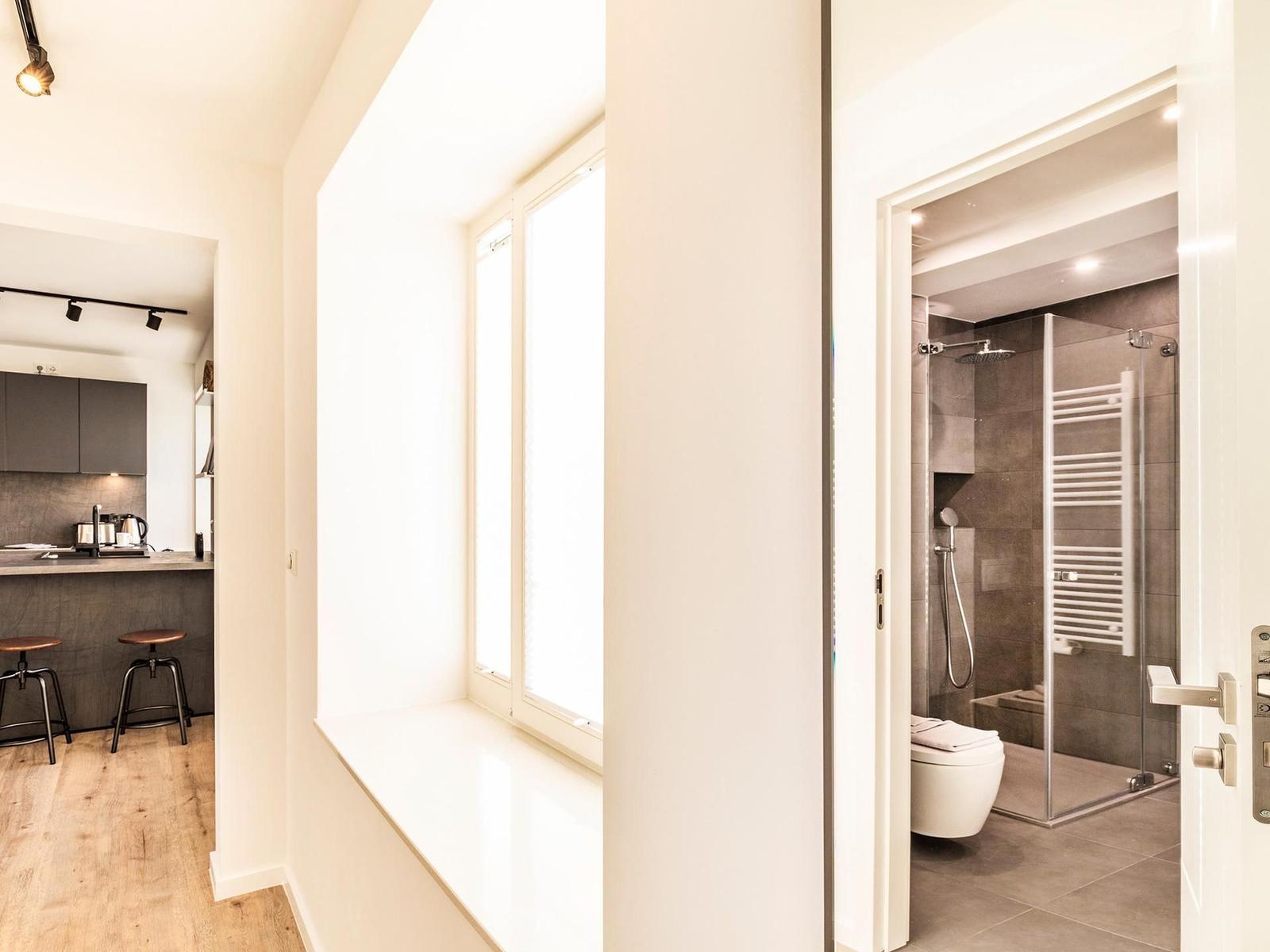 Badezimmer 1: Badewanne, WC, Waschbecken, Haartrockner