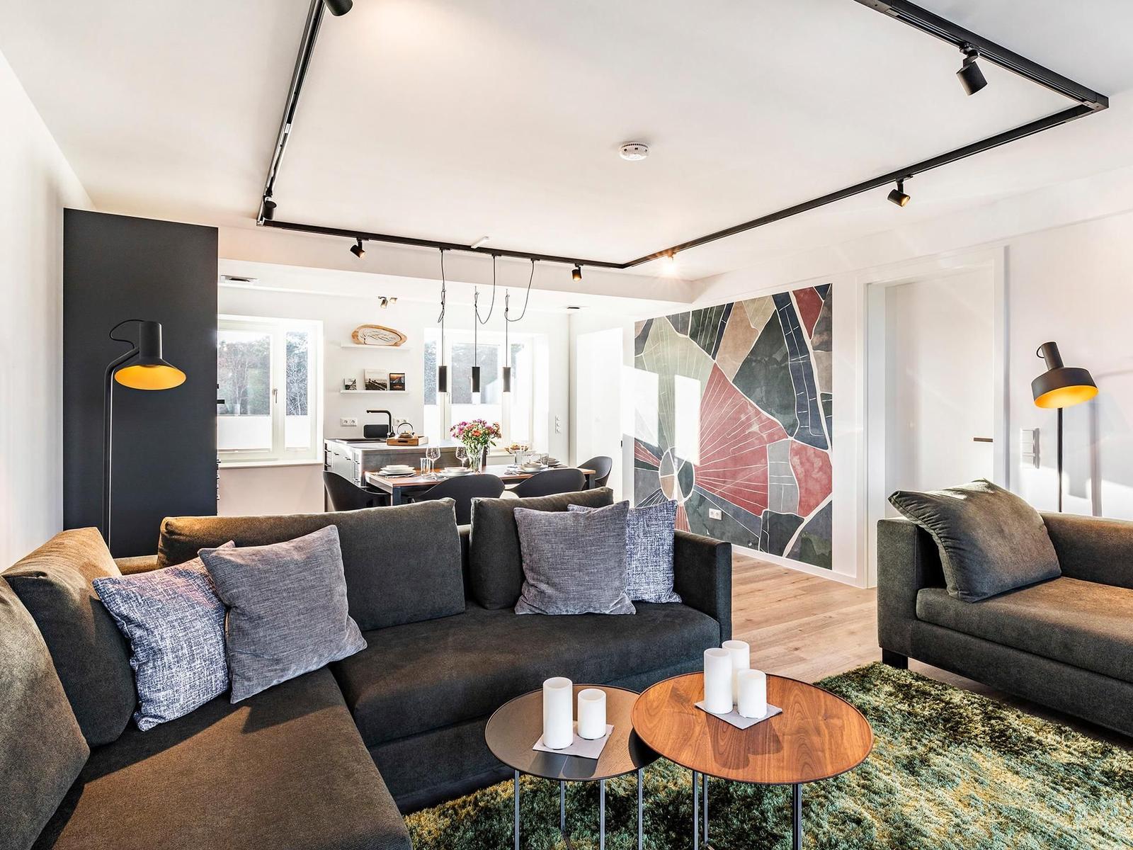 Wohn-/Essbereich: Couchgruppe mit Tisch, Smart-TV, Essbereich, Zugang zum Balkon mit Tisch und Stühlen (Seeseite), Sonne