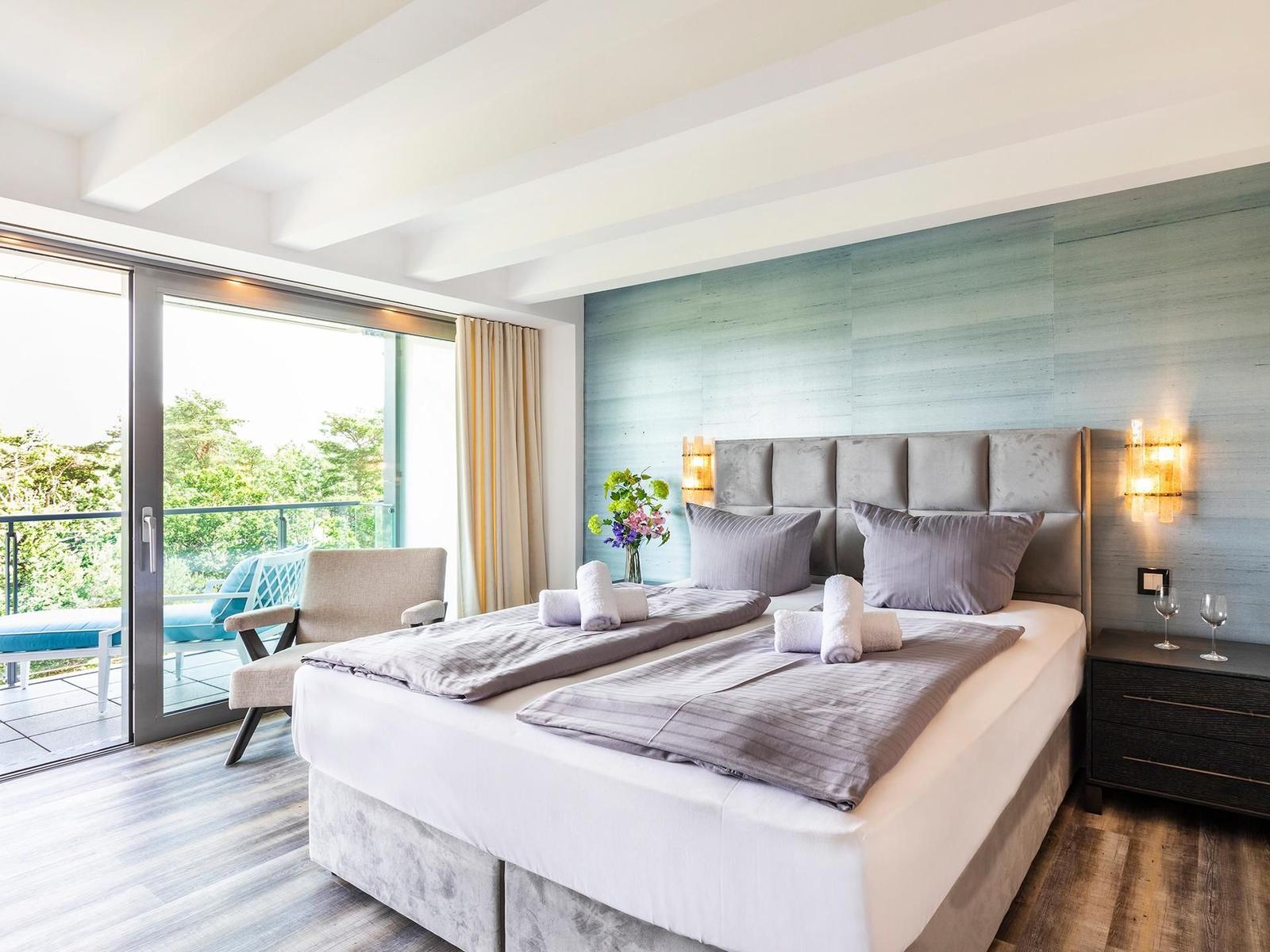 Schlafzimmer 1: Doppelbett (180x200), Kleiderschrank, Ausblick zur Meerseite, Smart -TV, Zugang zum Balkon, Insektenschu