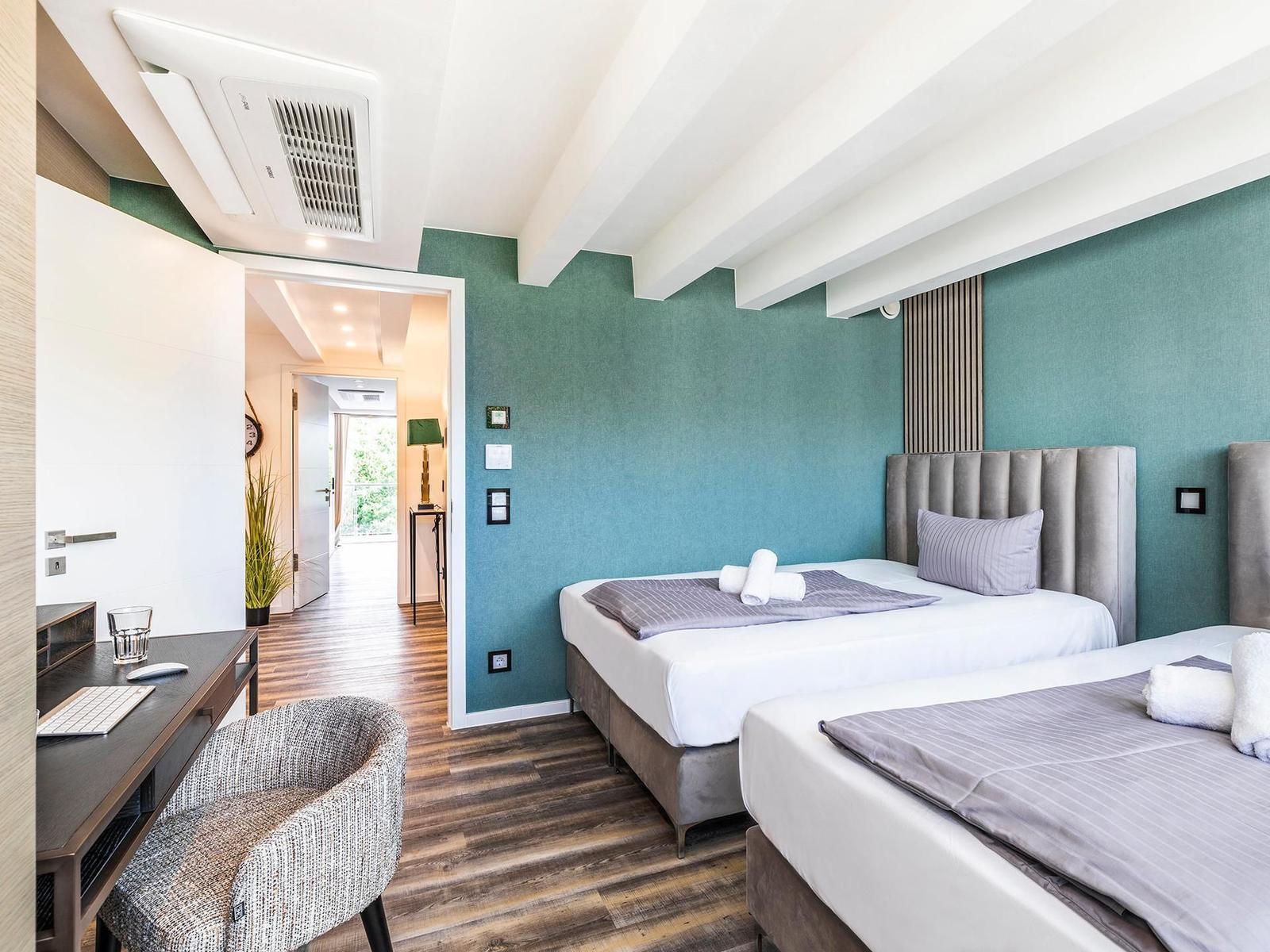 Schlafzimmer 3: 2 Französische Betten (140x200, für 4 Personen), Kleiderschrank, Smart-TV, Insektenschutzgitter, keine k