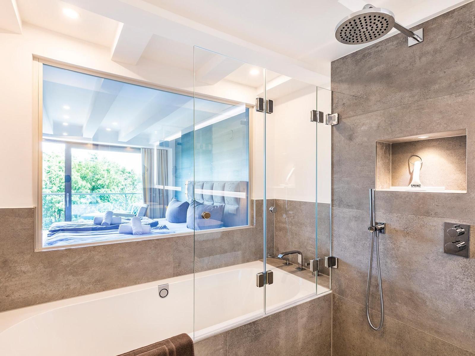 Badezimmer 1: Badewanne, Regendusche, Handtuchheizung, WC, Haartrockner