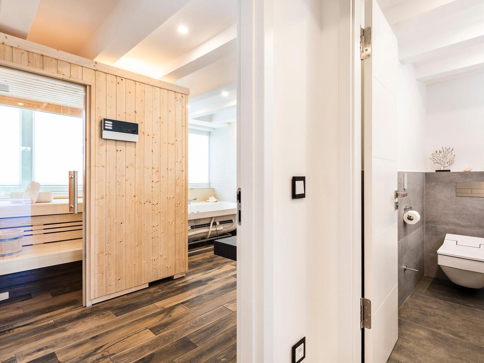 Badezimmer 2: Sauna, Jacuzzi, Regendusche, Handtuchheizung, Haartrockner
