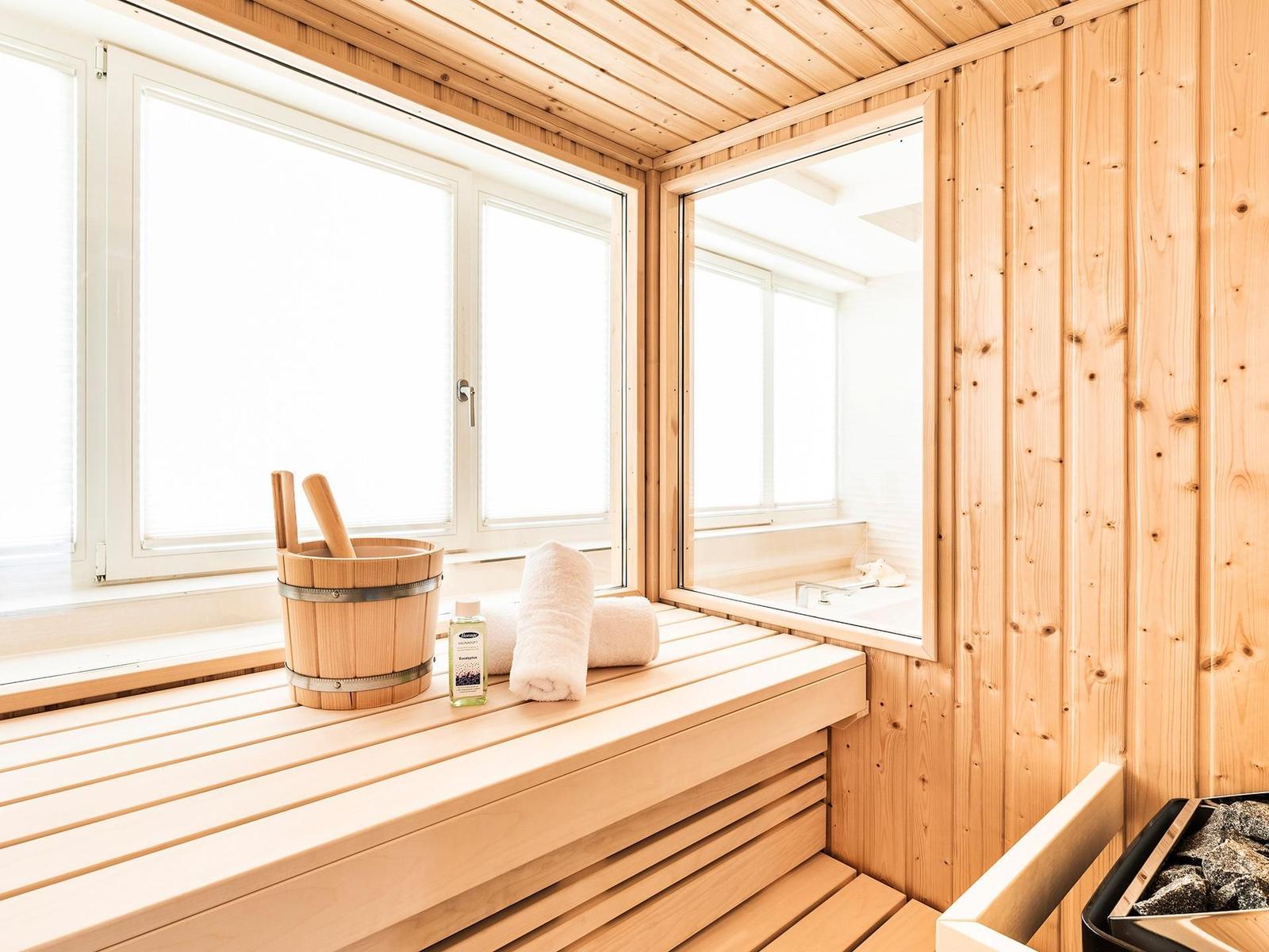 Badezimmer 2: Sauna, Jacuzzi, Regendusche, Handtuchheizung, Haartrockner