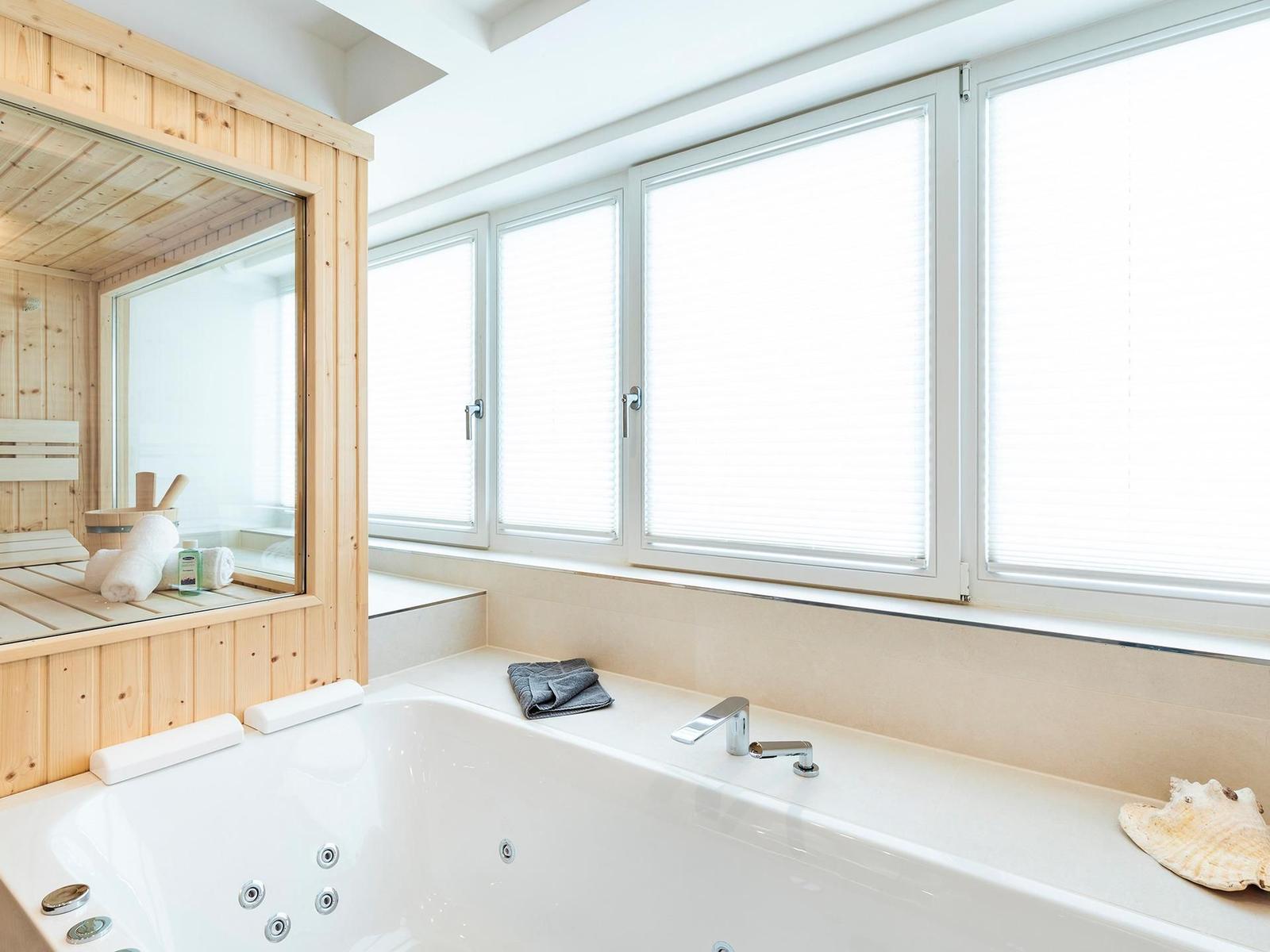 Badezimmer 2: Sauna, Jacuzzi, Regendusche, Handtuchheizung, Haartrockner