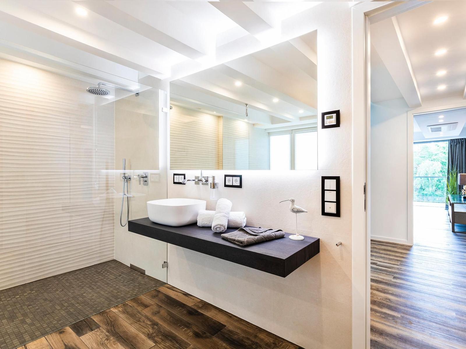 Badezimmer 1: Badewanne, Regendusche, Handtuchheizung, WC, Haartrockner