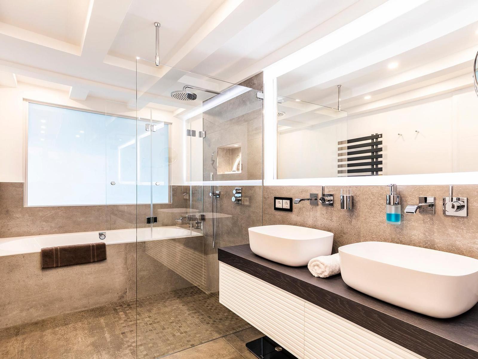 Badezimmer 1: Badewanne, Regendusche, Handtuchheizung, WC, Haartrockner