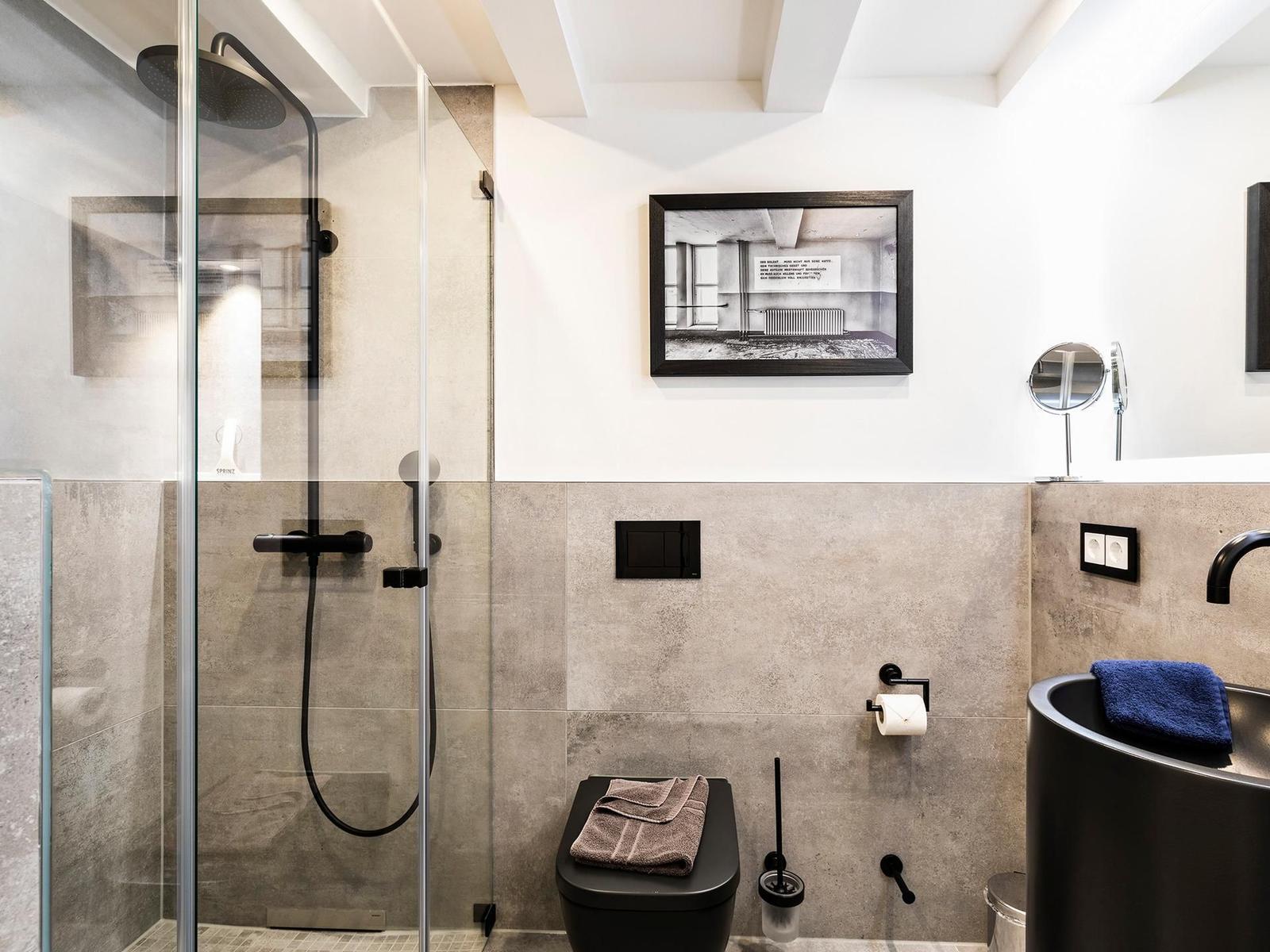 Badezimmer 1: Badewanne, Regendusche, Handtuchheizung, WC, Haartrockner