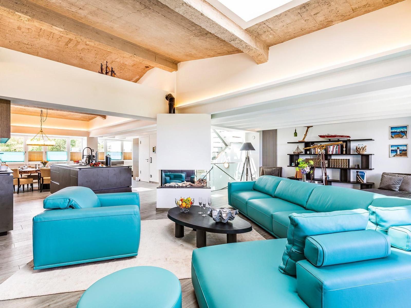 Wohnzimmer: Wohnlandschaft, Gas-Kamin, Smart TV, Essbereich, Ausgang zum Balkon, Insektenschutzgitter