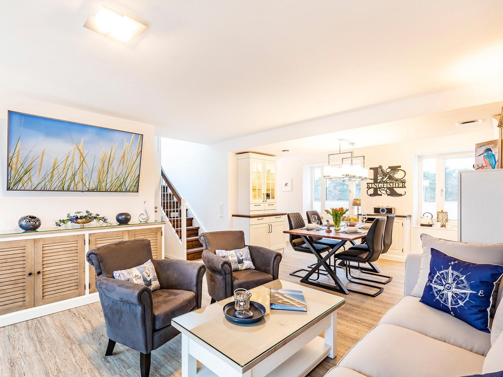 Wohn-/Essbereich: Sofa, Smart-TV, Essbereich, Treppenaufgang zur Dachterrasse, Zugang zum Balkon