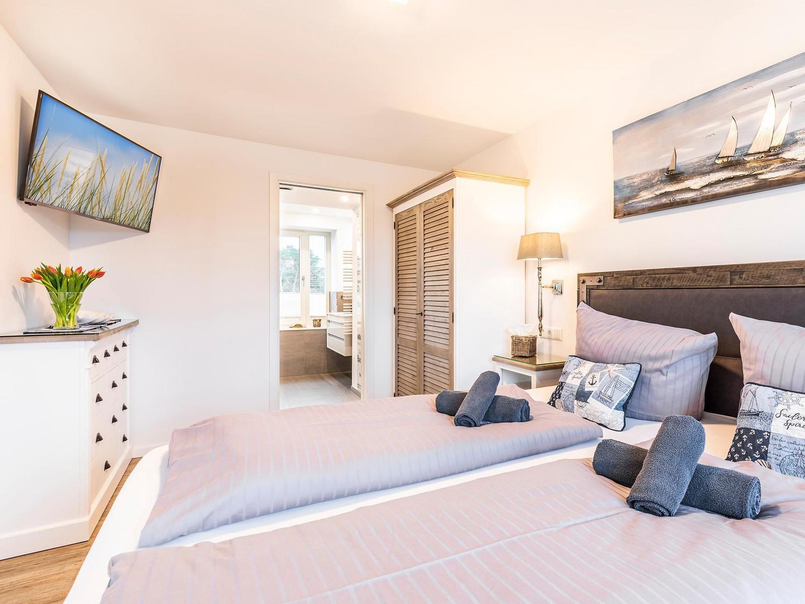 Schlafzimmer 1: Doppelbett (180 x 200), Kleiderschrank, Smart-TV