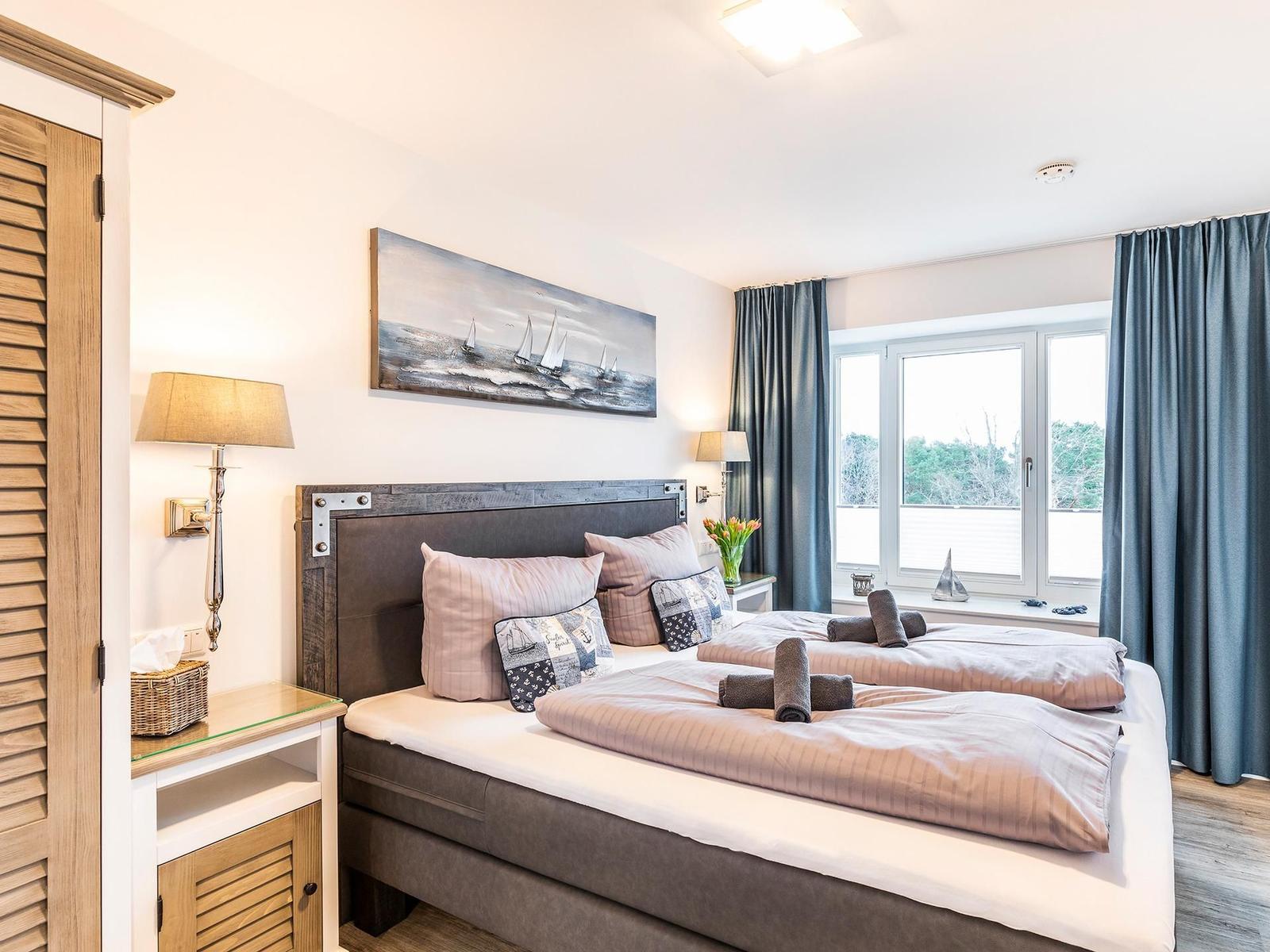 Schlafzimmer 1: Doppelbett (180 x 200), Kleiderschrank, Smart-TV
