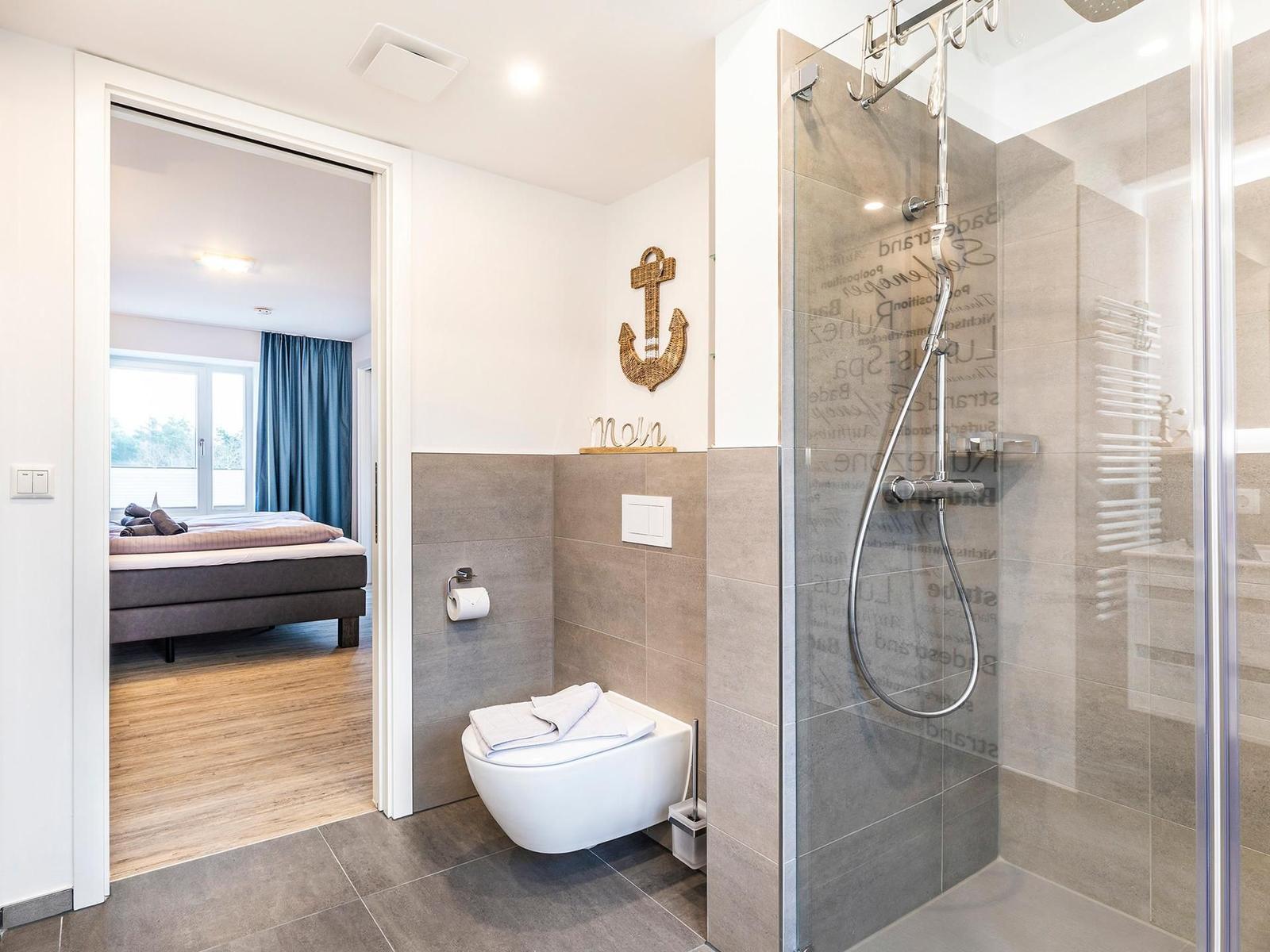 Badezimmer 1: Regendusche, WC, Haartrockner