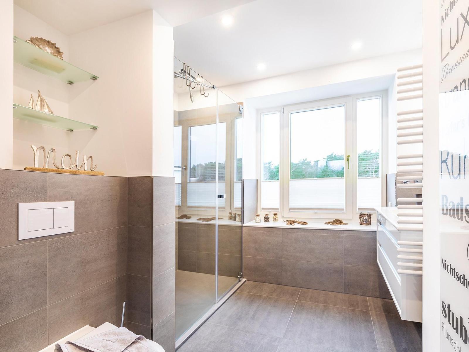 Badezimmer 1: Regendusche, WC, Haartrockner