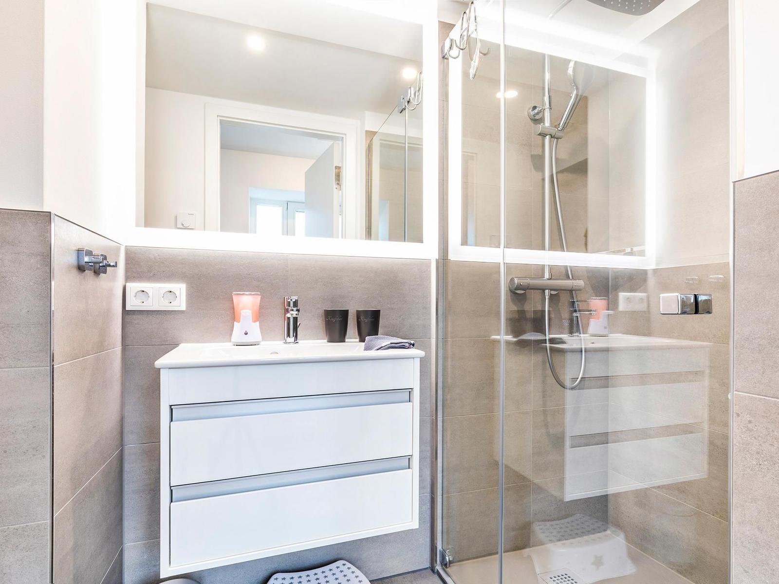 Badezimmer 2: Regendusche, WC, Haartrockner