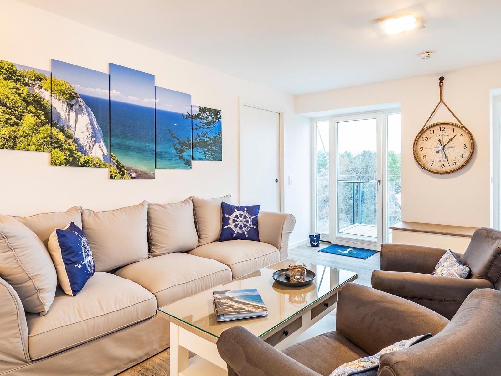 Wohn-/Essbereich: Sofa, Smart-TV, Essbereich, Treppenaufgang zur Dachterrasse, Zugang zum Balkon