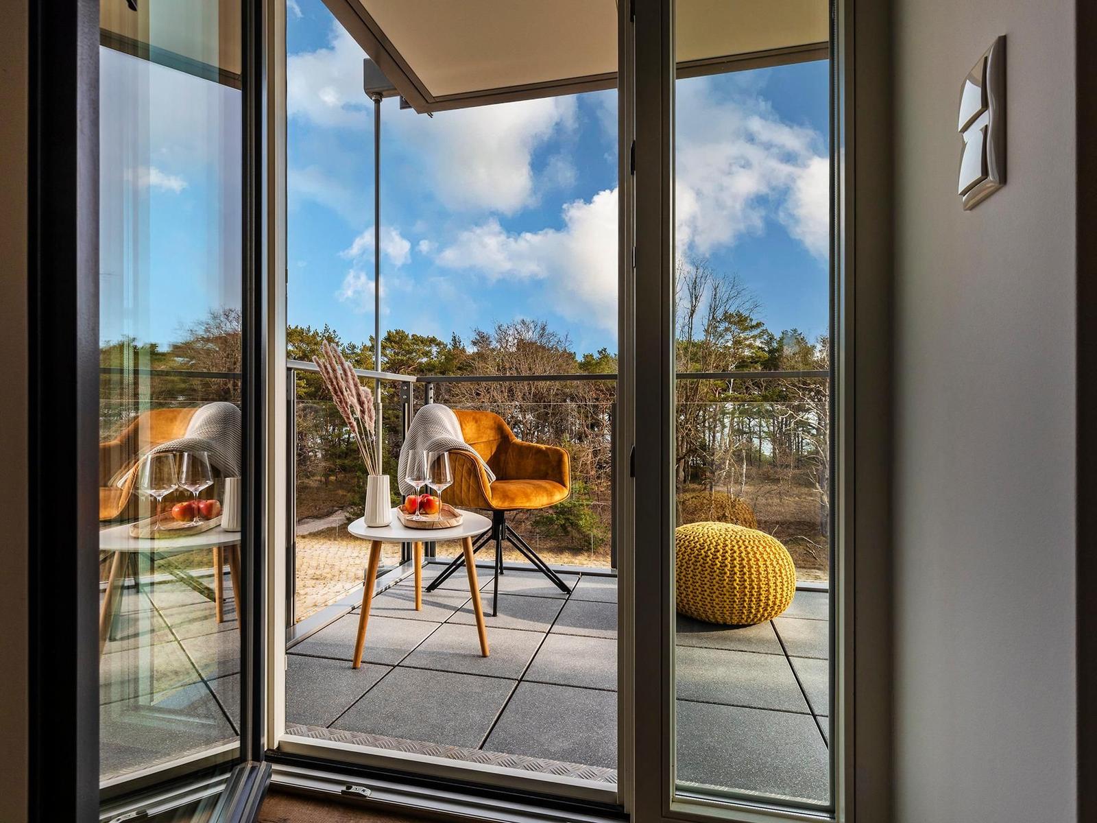 Balkon mit Tisch und Sitzmöglichkeit, Blick Richtung Meer