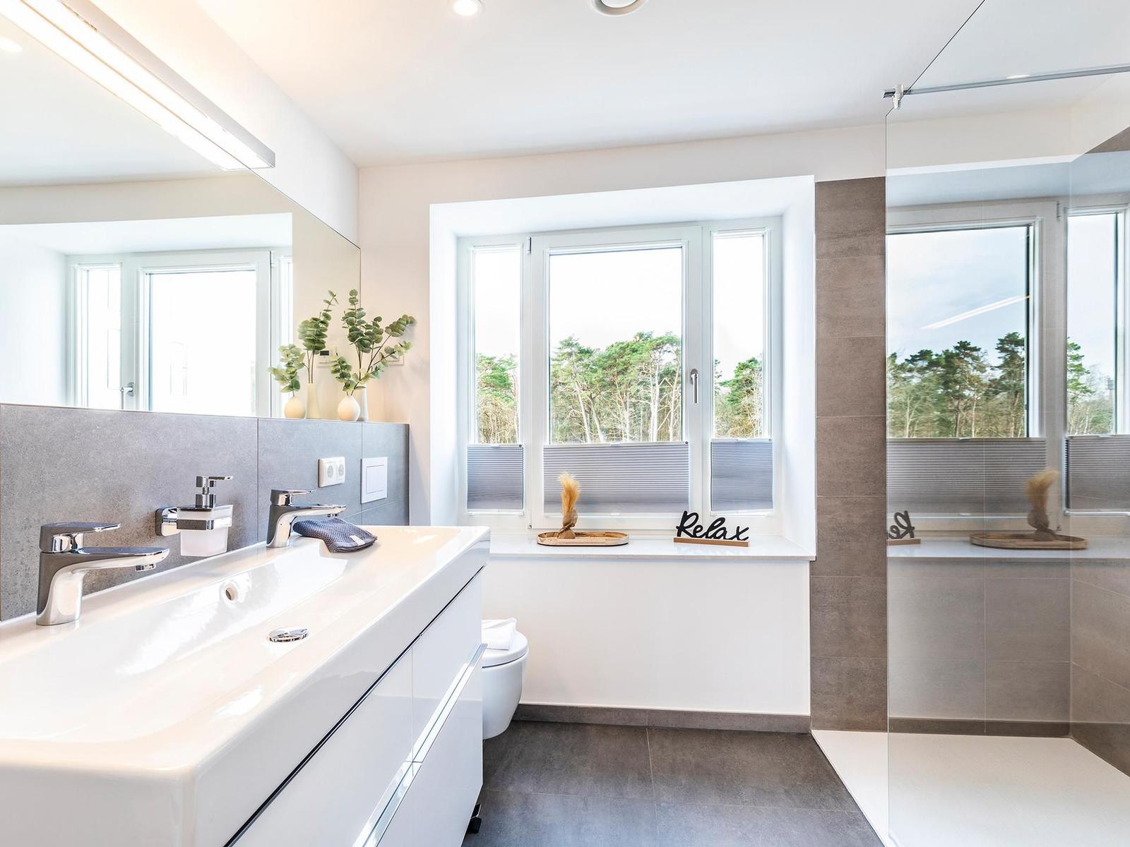 Badezimmer 1: Regendusche, WC, Haartrockner